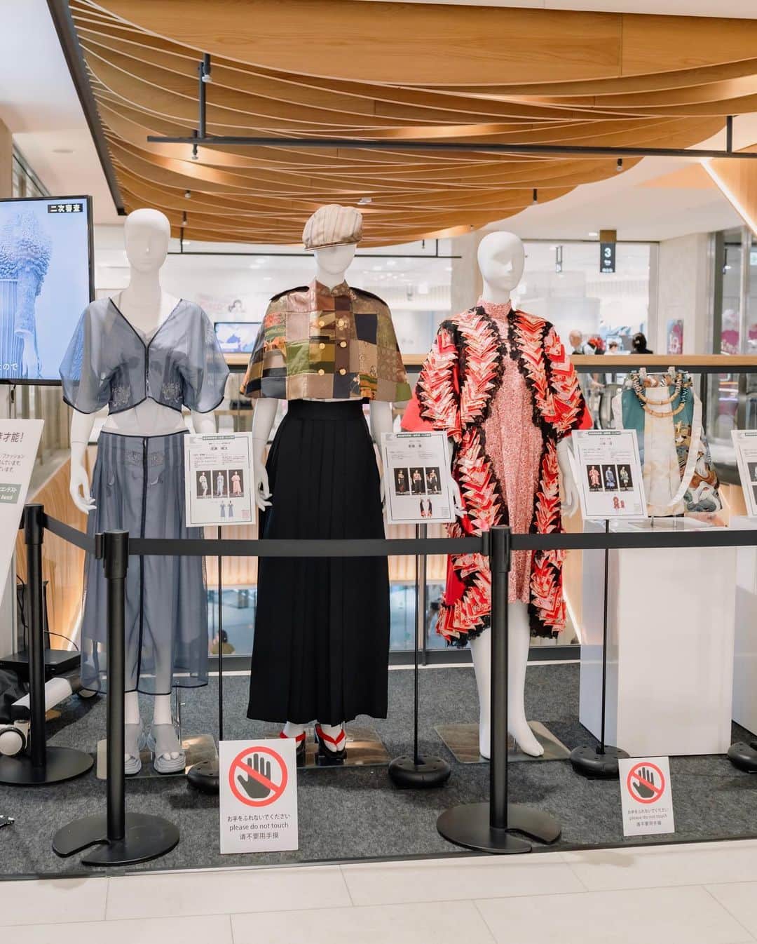 Ryoさんのインスタグラム写真 - (RyoInstagram)「東急プラザ渋谷 3F で開催している東京都主催のファッションコンクール 【Next Fashion Designer of Tokyo】 【Sustainable fashion Design Award】の展示会に伺いました🚶‍♂️  @nfdt_tokyo @sfda_kimono_wagara   こちらは、今年3月に行われたコンクールの受賞作品の展示。 着物を活用した、サスティナブルな作品や、個性溢れるワクワクするような作品達は見てみて凄く楽しかったです。ファッションはほんと面白いですね。日本の文化を大切にし、継承する活動もとても素敵ですね。 そしてコンクールをきっかけに世界で活躍するデザイナーが出てきたら良いですね👏 こちらの2つのコンクールの応募期間が9/29(金)で締め切りだそうです✅  そして、9/18（月・祝）に東急プラザ渋谷 6F GRAND SESSIONで篠原ともえ氏（デザイナー/アーティスト）、織田友理子氏（NPO法人 ウィーログ代表理事）、コンクールの昨年度大賞受賞者によるトークショーが実施されるそうです。 是非、ご興味のある方は参加されてみてください！！☺️  #東京都プロモーション#nfdt #sfda #PR」9月18日 8時54分 - ryo__takashima