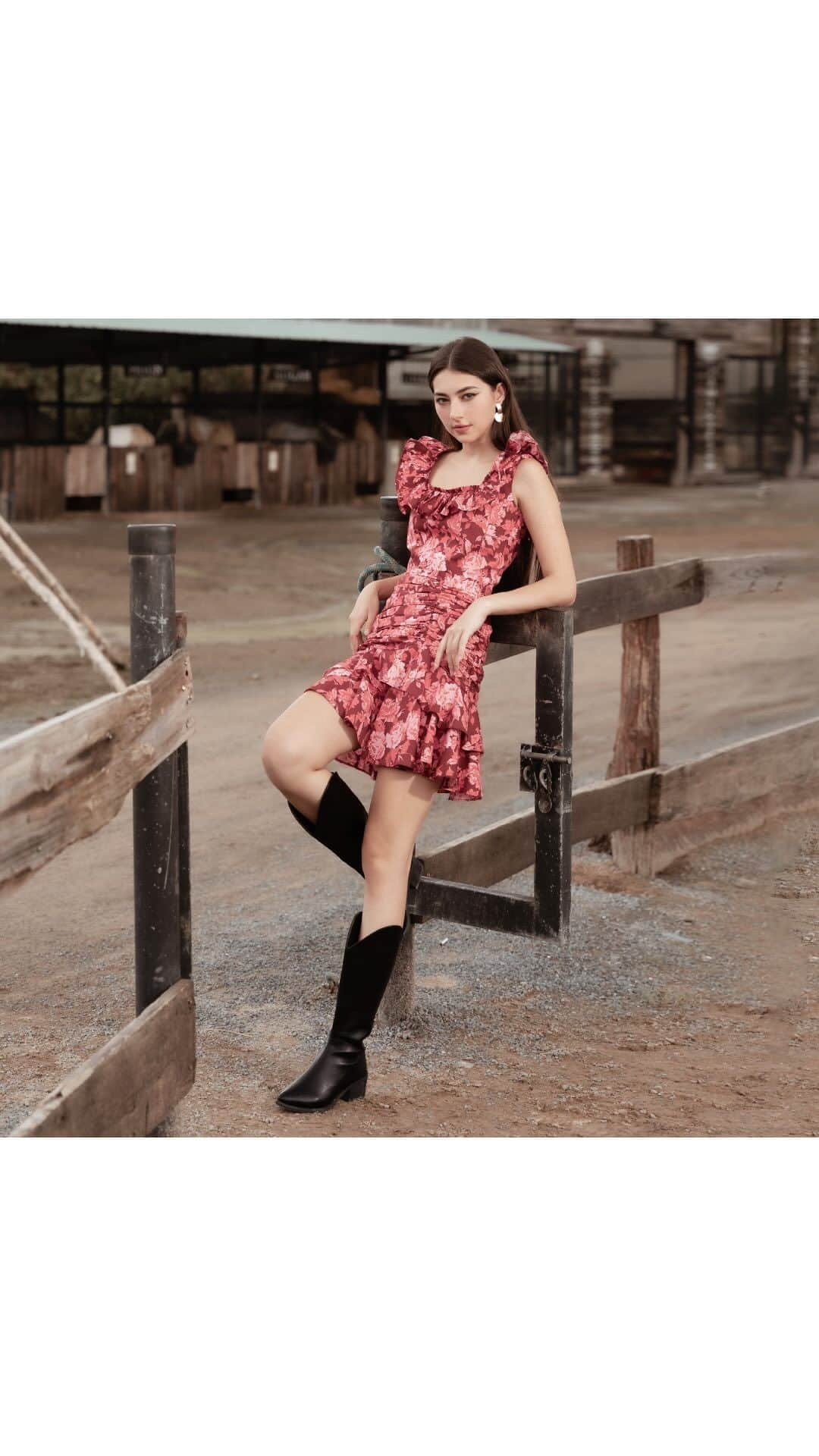 ユミキムのインスタグラム：「Introducing the Frankie Dress: The perfect mini dress for your next fall date.  #falldresses #fallcollection #fallprint」