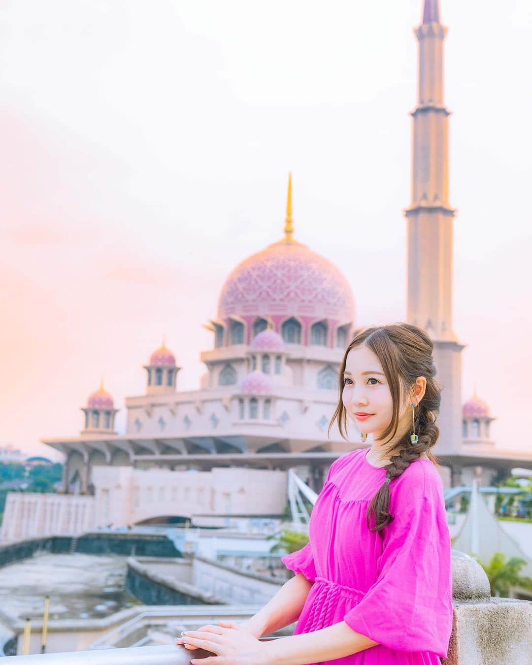 ももせゆきのインスタグラム：「Malaysia🇲🇾trip photo  location📍Putra Mosque  近くの橋から撮影したピンクモスク🕌🩷 そろそろマレーシア投稿は終わりにしようかな🇲🇾 来月は久しぶりの1人海外旅行行ってきます👜 どんな旅にしよう？✈️ ・  ・ 🏷 #putrajaya #putramosque  #プトラモスク #ピンクモスク#pinkmosque  #Malaysia #kualalumpur #kualalumpurmalaysia  #マレーシア  #visitmalaysia  #travelphotography  #instamalaysia  #マレーシア旅行  #malaysiaphotographer  #クアラルンプール  #malaysiatrulyasia  #malaysiaairlines #cuticutimalaysia  #海外旅行 #海外旅行好きな人と繋がりたい  #genic_mag #retrip_global   #カメラ女子 #カメラ好きな人と繋がりたい  #ファインダー越しの私の世界  #女子旅 #タビジョ#discovermalaysia  #traveltheworld #luxuryescaping」