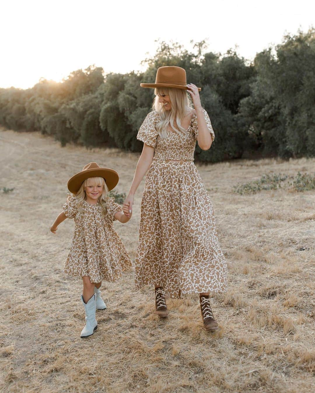 ケリー・マレーさんのインスタグラム写真 - (ケリー・マレーInstagram)「Coastal cowgirls 🤠   outfits: @ryleeandcru  hats: @gigipip」9月18日 7時41分 - kelli_murray