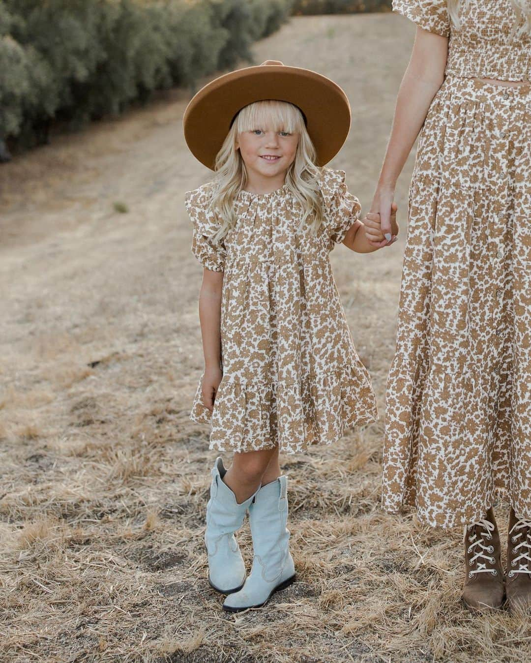 ケリー・マレーさんのインスタグラム写真 - (ケリー・マレーInstagram)「Coastal cowgirls 🤠   outfits: @ryleeandcru  hats: @gigipip」9月18日 7時41分 - kelli_murray