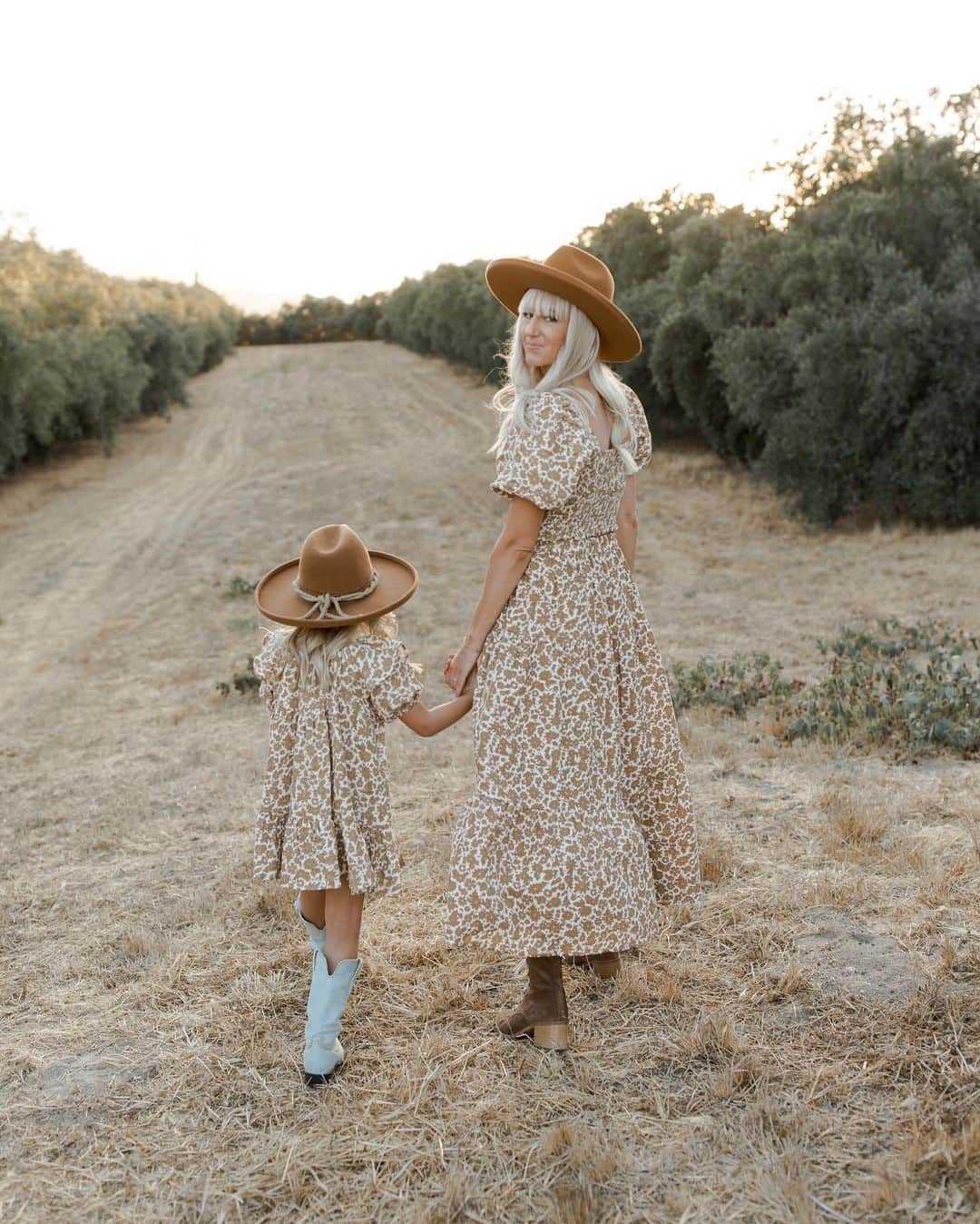 ケリー・マレーのインスタグラム：「Coastal cowgirls 🤠   outfits: @ryleeandcru  hats: @gigipip」