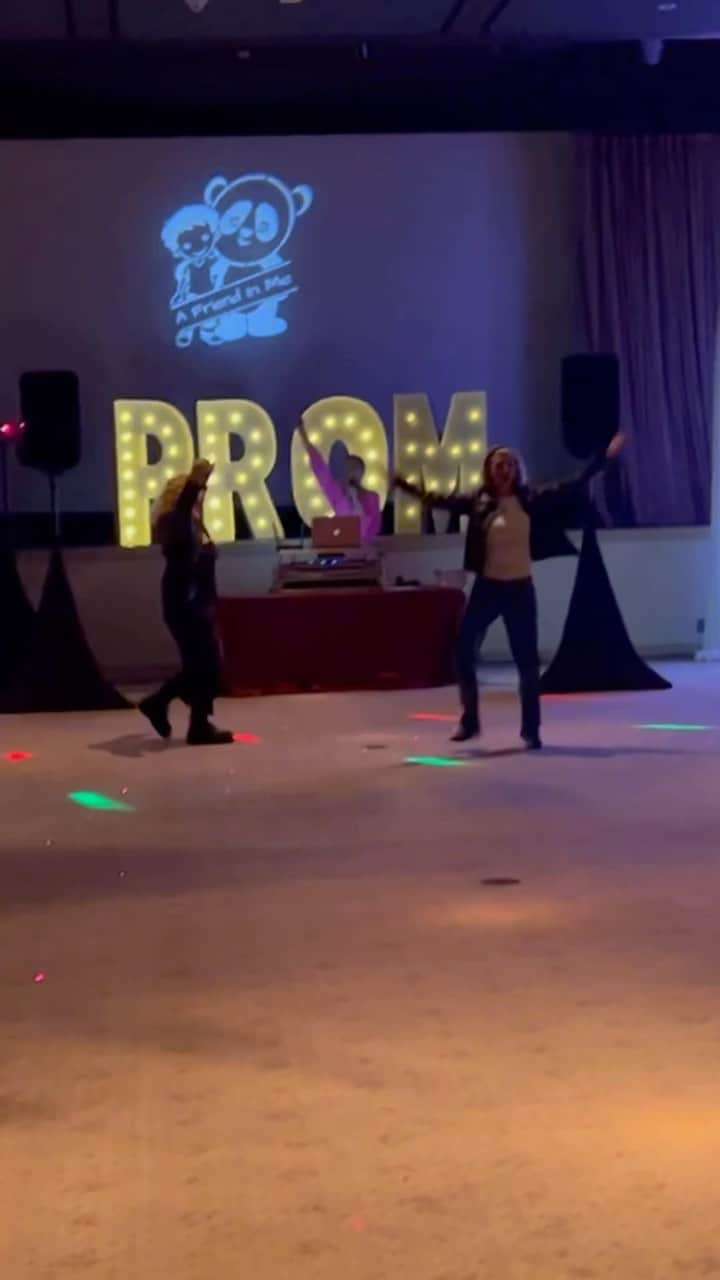 シャーロット・マッキニーのインスタグラム：「Such an incredible prom night @millerchildrens with @afriendnme @littlewishesorg and so many amazing volunteers making it so special ❤️🙏🏻」