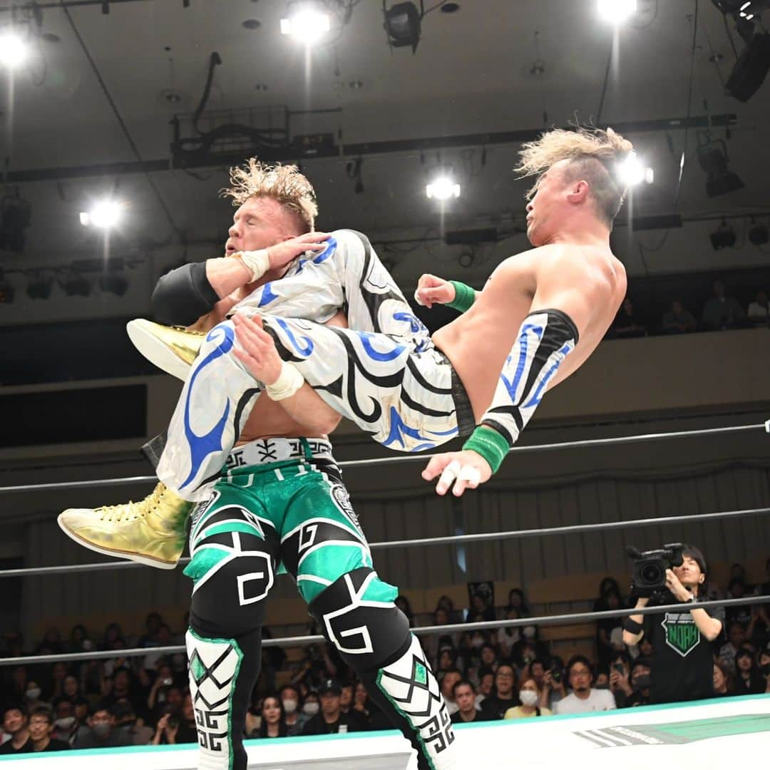 新日本プロレスさんのインスタグラム写真 - (新日本プロレスInstagram)「#Marufuji vs #Ospreay!!🔥🔥 “二人の天才”の初遭遇に場内大熱狂！  オスプレイ、“憧れの人”丸藤とのドリームマッチを制すも、「今日の世界一はマルフジさん」とデビュー25周年を祝福!!【ノア9.17後楽園結果】 @njpw1972  @noah_ghc  #noah_ghc #njpw #UnitedEmpire」9月18日 7時51分 - njpw1972