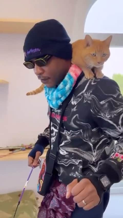 のインスタグラム：「I’m always busy. Just minding my business, saving cats. I don’t do it for attention or to be loved. I don’t care if anyone ever sees how much I do for the community. I do it because it makes ME HAPPY. Thank you to everyone who loves their cats. We love YOU @oregoncoasthumanesociety.ochs #TheCatRapper #CatMan #CatDad #MoGang」