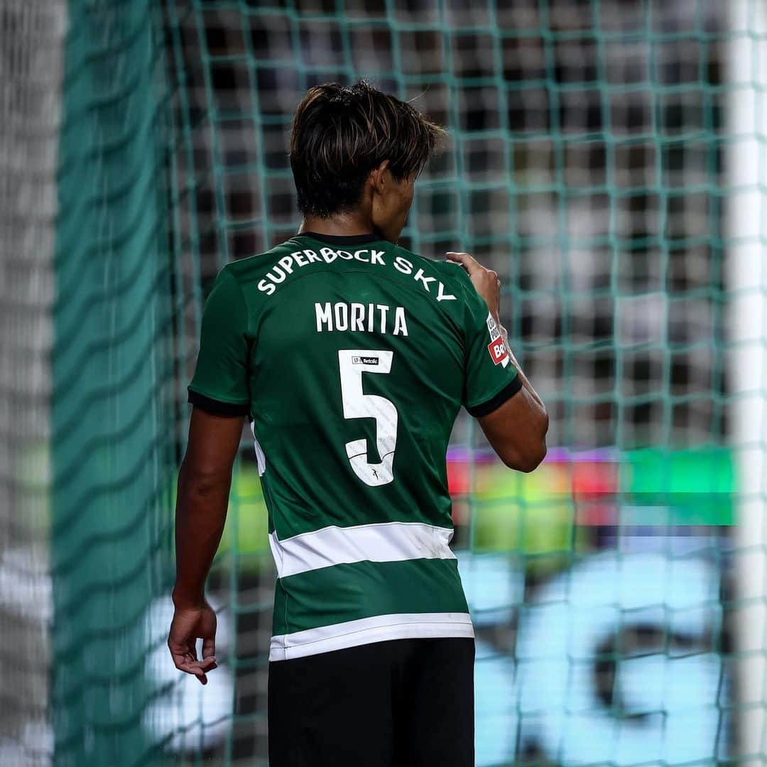 守田英正さんのインスタグラム写真 - (守田英正Instagram)「Wish I could have blessed them with my goal today, but couldn't. I thank God for protecting my family.  Well done guys🦁 @sportingcp   #🙏」9月18日 7時58分 - mrt_510