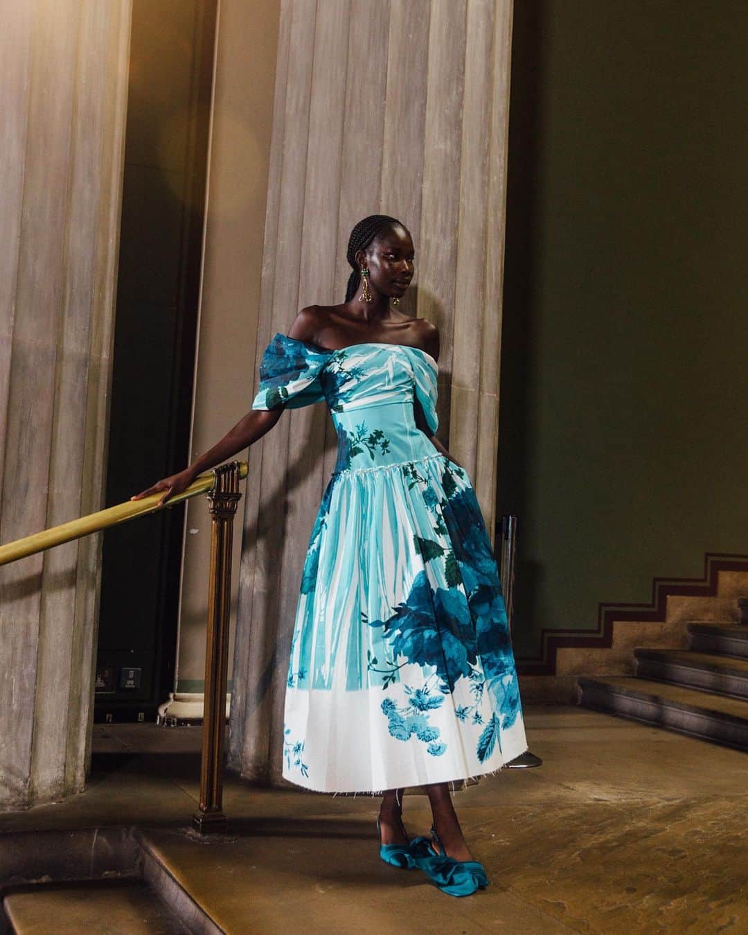 Nordstromさんのインスタグラム写真 - (NordstromInstagram)「Dreamyyyy✨collection by British talent @erdem. Captured backstage at his spring/summer ‘24 collection show at The British Museum. The collection was inspired by the Duschess of Devonshire and featured a sneak peek of a Barbour collab like we’ve never seen before. Which of these heavenly dresses do you dream of wearing?  📸 by @emilymalan」9月18日 8時02分 - nordstrom