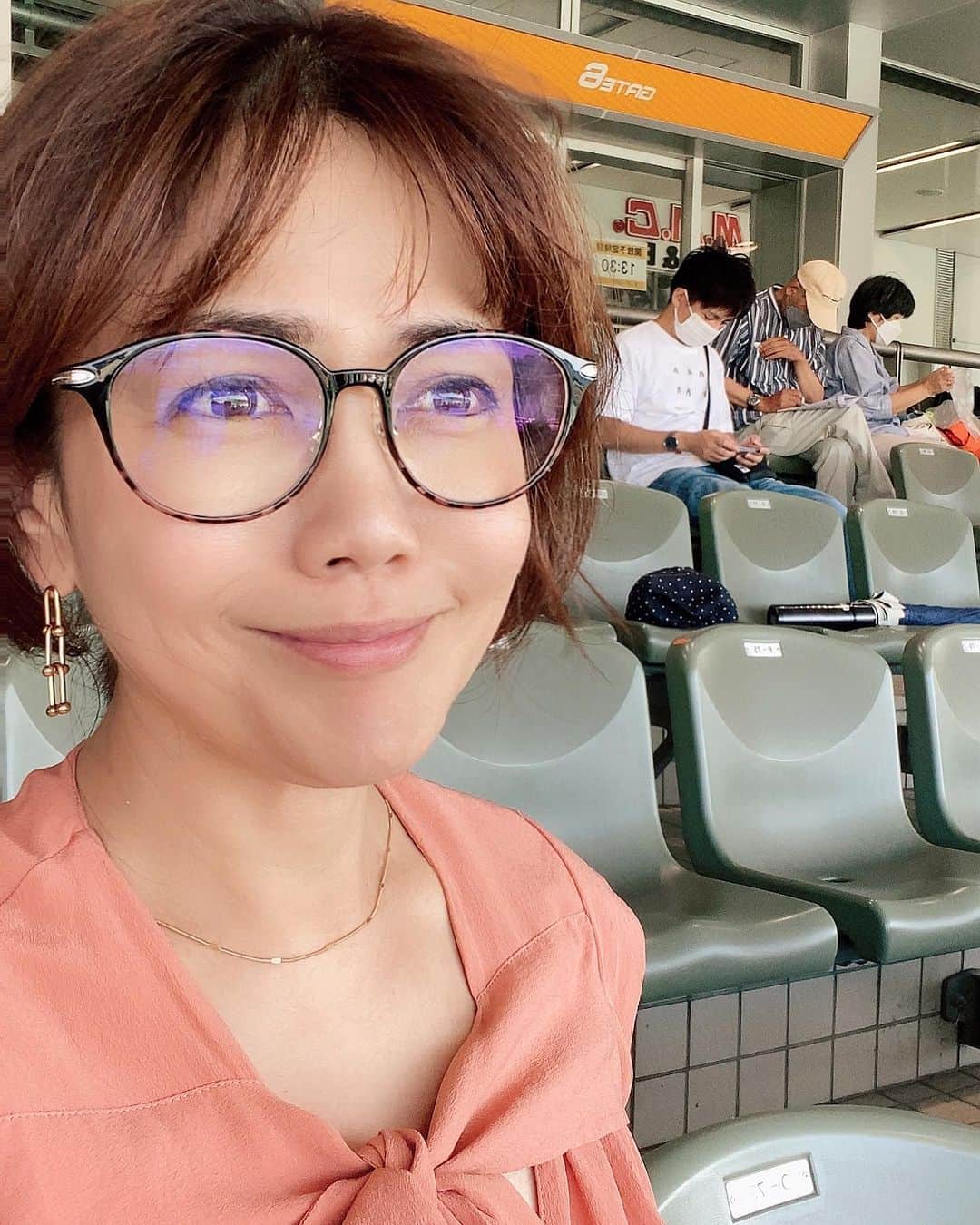 木原さとみのインスタグラム：「おはようございます！ 今日も夏みたいな日☀️ 暑くなりそー 昨日は、誘われて、競馬場へ。 20年くらい前にかなちゃんファミリーとピクニックに行った以来かなー。少しやってみた。 3レースやって、最後500円が7300円になったよーー‼️ 迫力が凄かった🐎 #大井競馬場 ホラ貝吹くんだね😁」