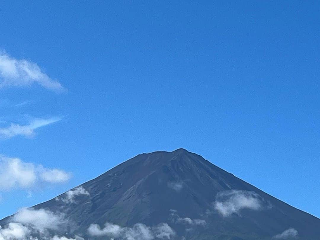 堀江一眞さんのインスタグラム写真 - (堀江一眞Instagram)「「ポン太、今朝は富士山綺麗だな。」  「にゃんにゃん🗻✨」  「あと、お祝いもありがとう☺️」  「にゃんにゃん🎂✨」  たくさんのコメントありがとうございます！みんなに愛され田沼くんをしっかり守れるよう、僕も頑張ります💪  #田沼要 くん #ニャンコ先生」9月18日 8時20分 - kazuma.horie