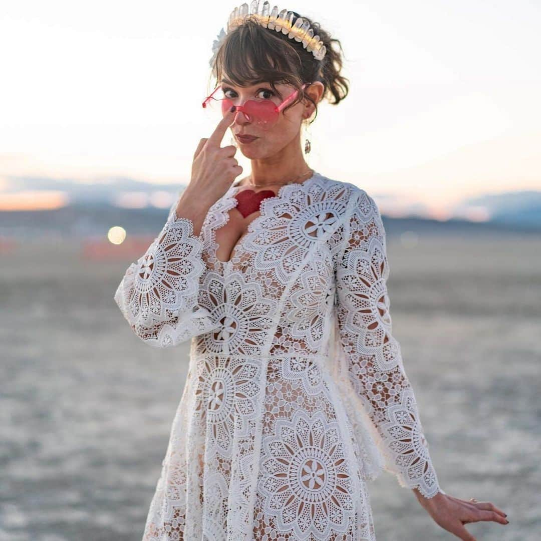 ミラーナ・ヴァイントゥルーブのインスタグラム：「Married my favorite person in front of a temple that meant the world to us surrounded by the people who helped build it.  Our impromptu rabbi @elienblue had us exchange pink sunglasses under a chuppah held by irl spirit guide @michaelawat and lifelong friend @alina.greenbergla and their perfect partners.   Thank you to the ladies at @zimmermann for helping me find a dress that was miraculously an extension of the temple. And thank you to @alicyn for the crown!   Photos by the trusty, dusty and talented @svetolov.   Special shout-out to @ajsalty who we couldn’t and wouldn’t have done it without. Love you. Thank you.」