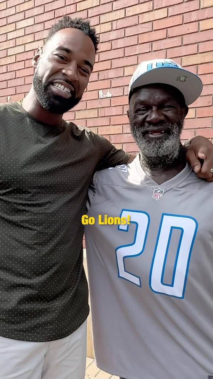カルビン・ジョンソンのインスタグラム：「Let’s Change Blue’s Life (Donation Link In Bio) 🥹❤️ @mdmotivator @megatron   Internet meet Anthony aka “Blue”.   Blue is a 62 year old man currently homeless in Detroit, MI. I met Blue earlier this morning when I was searching to find someone to take to the Detroit Lions NFL game.   After I surprised Blue with $1000, Blue broke down and told me how difficult it has been being homeless the past 18 months.  When I asked him what his dream was, he told me, “Zach, it’s to become a better person, find a job so I can be around people again, and most importantly, get off the streets for good.”  Let’s all come together and show Blue the power of the internet and bless him. 100% of the funds raised will go towards getting Blue an apartment, food, and clothes. Be kind and love always 🥹❤️」