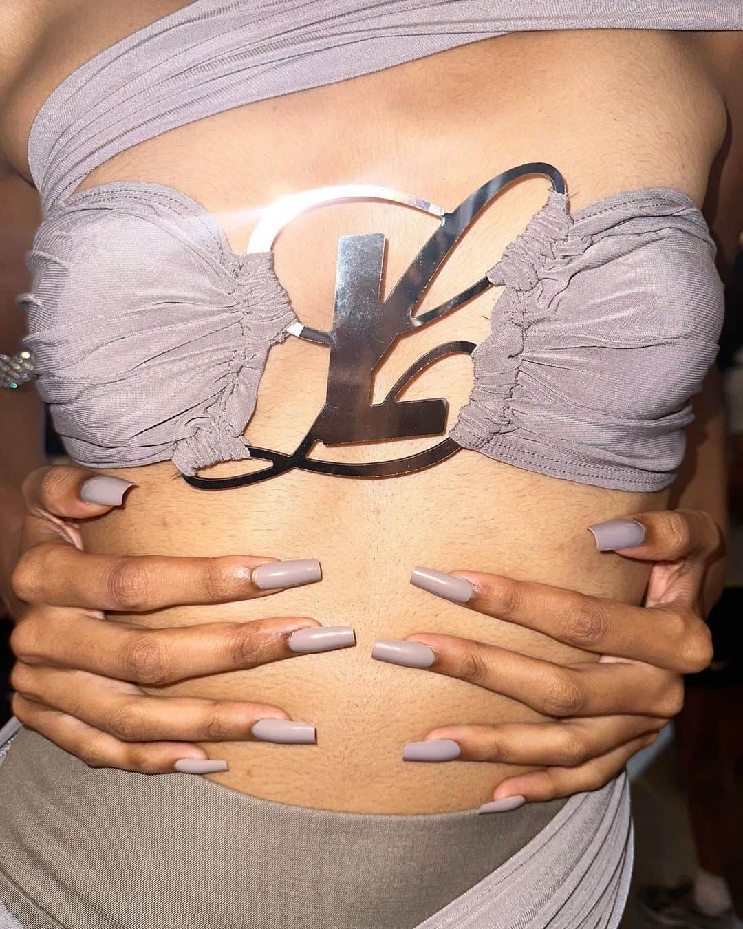 安田直美のインスタグラム：「@luar for the culture 🖤  LUAR SS24   Creative director @raulzepol  Styling @kyleluu  Hair @evaniefrausto  Make up @raoulalejandre  Nails by me using @opi “ taupe-less beach” 🤎」