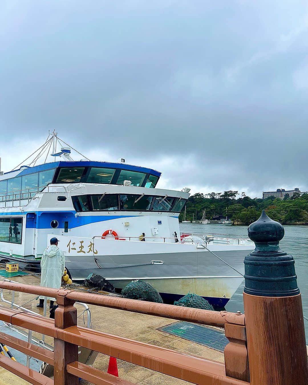 田中浩実さんのインスタグラム写真 - (田中浩実Instagram)「✧︎ 宮城県松島 松島の島巡り観光船 わんこも乗船OKの「仁王丸」を楽しみました。  松島海岸からでは決して見ることのできない松島湾独特の島々や風景を50分で楽しむ仁王丸コース。  前日と当日の朝は台風の影響で大雨だったのですが、船を乗る頃にはかなりの小降りに！  船内では島々の説明をガイドしてくれるので飽きることなく楽しめます♪  なにより、わんこと一緒に船に乗れるのは嬉しい！  🐶飛び出し防止のため、お顔を出さないようにする事が必須です。  @nioumaru_kankosen   📍松島島巡り観光船 宮城県宮城郡松島町松島字町内85  #仁王丸  #観光船  #クルーズ  #クルージング #宮城県  #宮城  #松島  #東北 #タビジョ  #旅女  #旅行好き #旅スタグラム #ペット可  #わんことお出かけ  #わんこと旅行  #わんこのいる生活  #わんこと一緒  #いぬすたぐらむ  #犬と旅行  #いぬのきもち #わんこ店内ok  #わんこok  #すぴ散歩 #すぴ散歩グルメ  #シーズー  #シーズー大好き部  #鼻ぺちゃ  #ふわもこ部  #shitzu  #shitzulovers」9月18日 8時38分 - hiromi.tanaka.japan