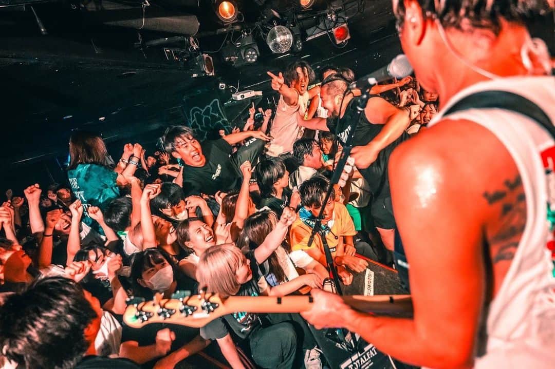 Shun のインスタグラム：「RED LINE 渋谷eggman w/ @fomare_official   まるで戦場のフロア🔥 だがしかし、どいつもこいつもとびきり良い顔しまくってた。特大のシンガロング感謝💯 リリースしたての新曲たちを乗りこなして遊びまくった皆が最高にイケてた！  Thanks @kktttrrrr @kmtfmr @fomare__no__amd @kakipi_2   📷 @masaty_x」