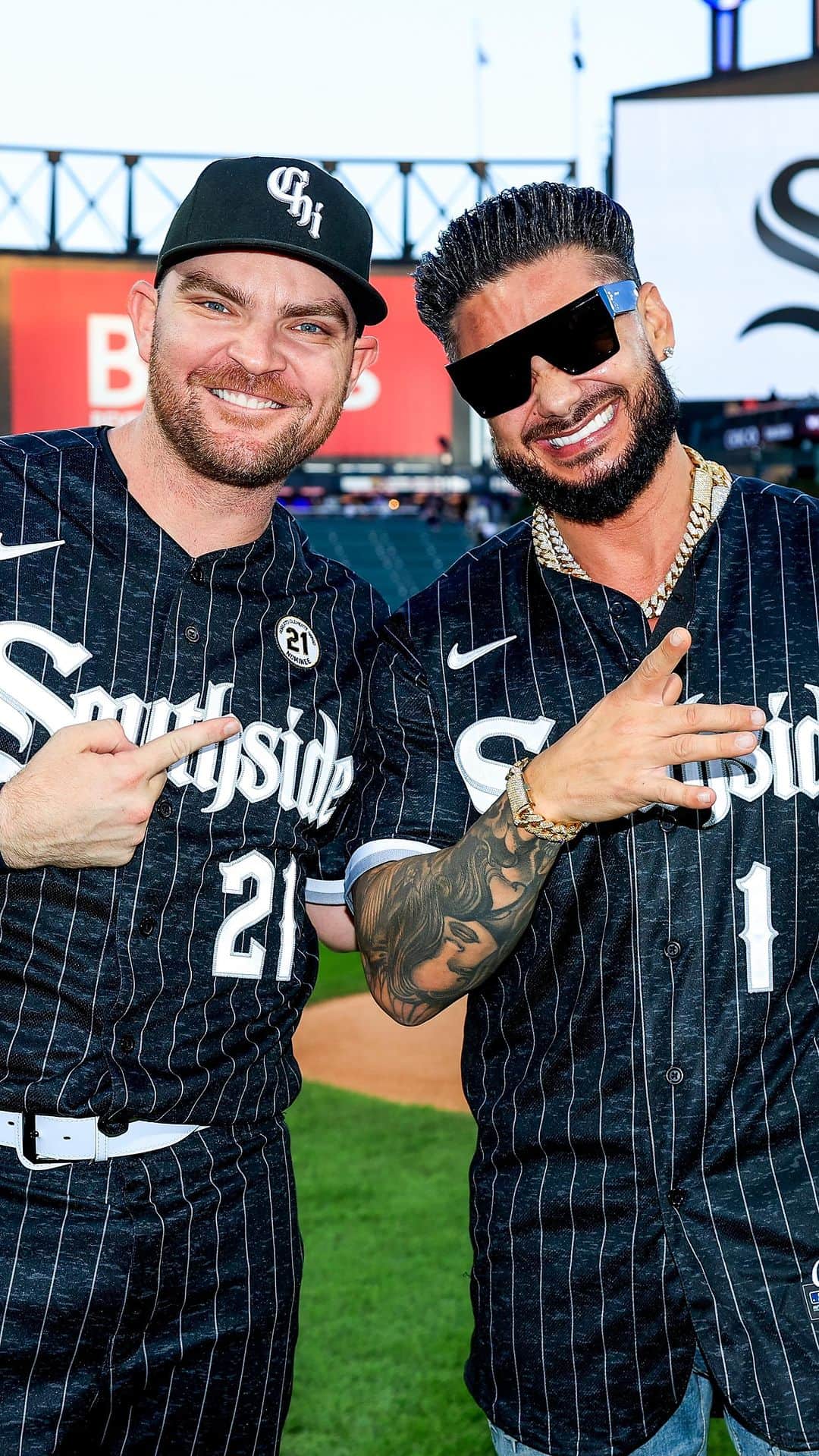 Pauly Dのインスタグラム：「Our 1st ever major event and you guys showed up and showed out! Over 1800 people came out to help us SAVE LIVES with Be the Match! 💙💚  “Yeaaaah Southside- It’s Tailgate Time” raised over $50k and we got to fist pump with Pauly D. I’d say that makes for a pretty good Friday! 👊🏻  Thank you all SO much! WOW!💥」