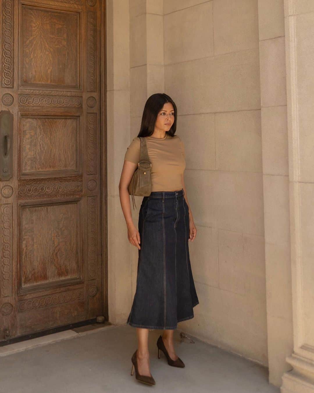 Banana Republic のインスタグラム：「Embrace suede this fall with artfully crafted accessories that will last through the seasons. @walkinwonderland #TheBRLook」