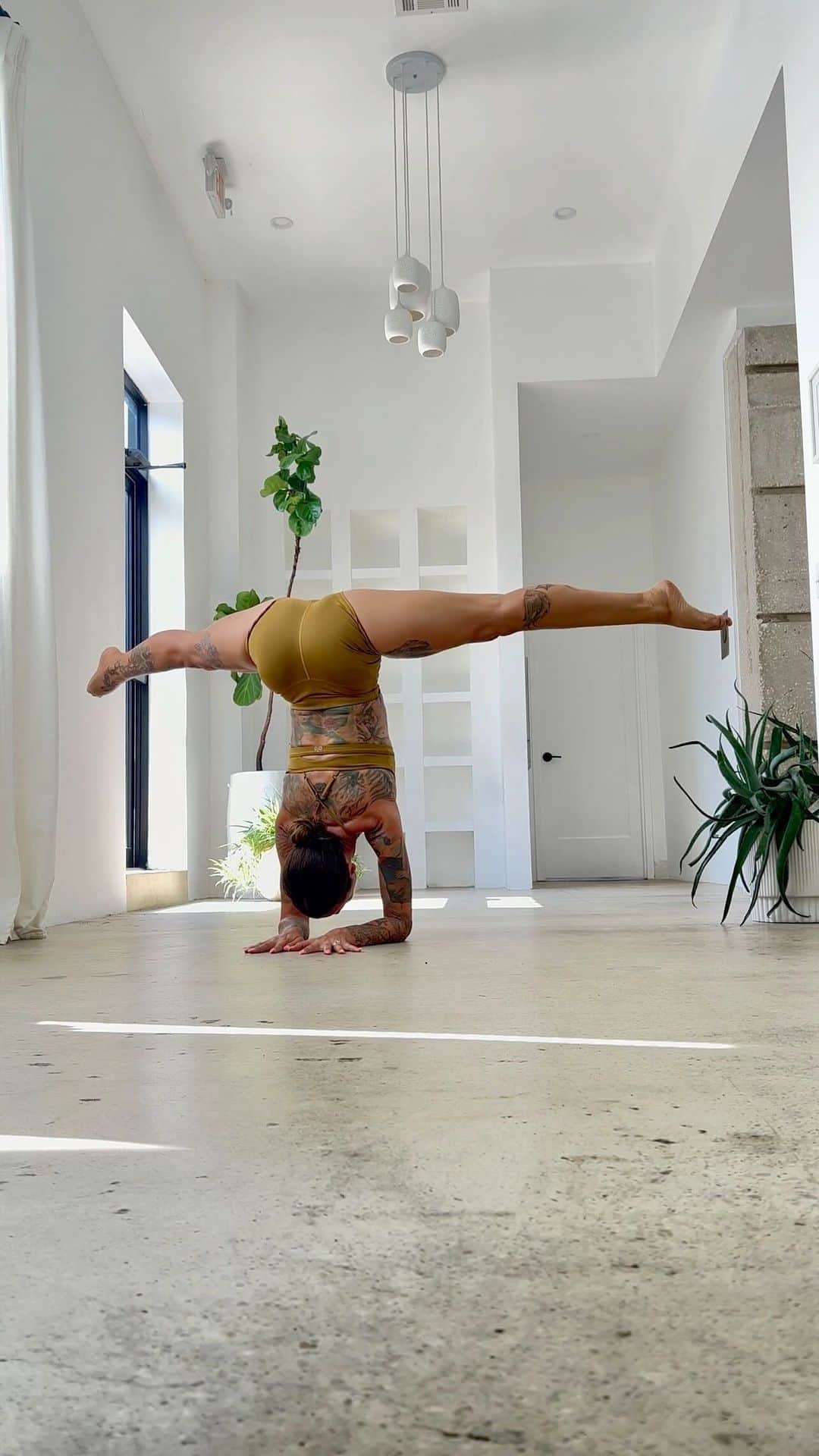 ALO Yogaのインスタグラム：「Believing in yourself is half the battle 💪 @eleonorazampatti displays remarkable strength in her forearm balance ✨」