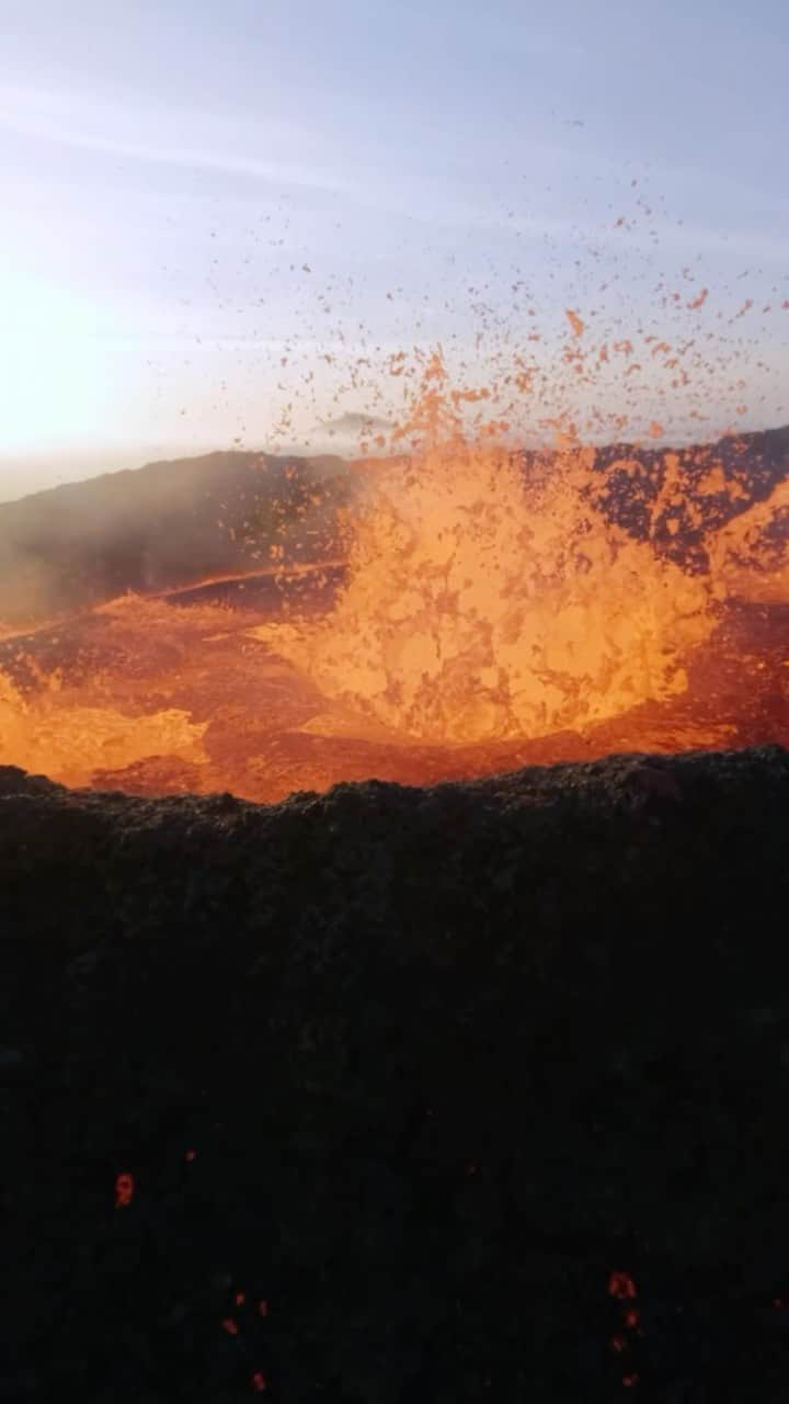 goproのインスタグラム：「Volcanic eclipse ☀️🌋 $500 #GoProAwards recipient @sebastian_schieren took his #GoProFPV setup in for a closer view of this Icelandic eruption.  #GoPro #HyperSmooth #FPV #Iceland #Volcano #Lava」