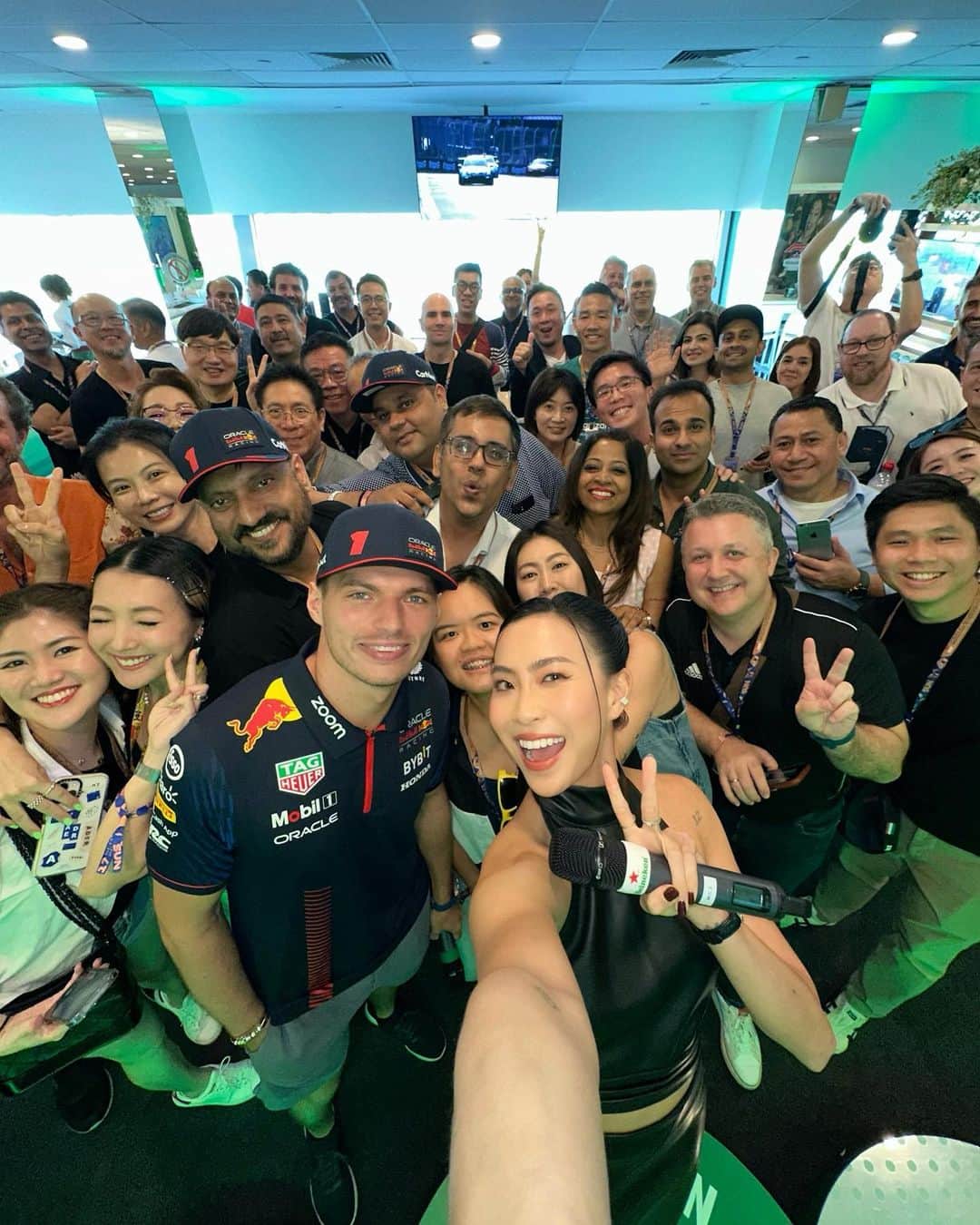 ソニアのインスタグラム：「What a way to end an epic Grand Prix weekend! It was an intense race to say the least 🏁🔥   Spent race day with @heinekensg @maxverstappen1 at @f1paddockclub! Thank you for trusting me ✨  @f1nightrace #SingaporeGP #maxverstappen #HeinekenSG #shotoniphone」