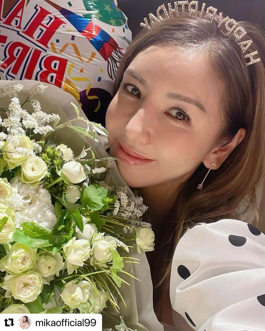 のインスタグラム：「先日は、 🌹🌹🌹美香姉🌹🌹🌹 @mikaofficial99  のお誕生日カウントダウン！！  美香姉は、 本当に一生#美人 で、 #kawaii 👱🏽‍♂️🩵🩵🩵🙋🏼‍♂️  この一年も、 最高&最強の一年であります様に！  永田さん🩵 @k.k.nagata  幹事、ありがとうございましたっ！！  Thanxxx!! @nomuramasashi_stylist  @sara___yuri   #Repost @mikaofficial99 with @use.repost ・・・ お誕生日カウントダウン🎂💐💖  @k.k.nagata  @sara___yuri  @nomuramasashi_stylist  @discus_kobayashi   ありがとう❤️❤️❤️❤️❤️❤️  息子は大好きなうな重でご機嫌😋  ✌️が今可愛いってホント？？」