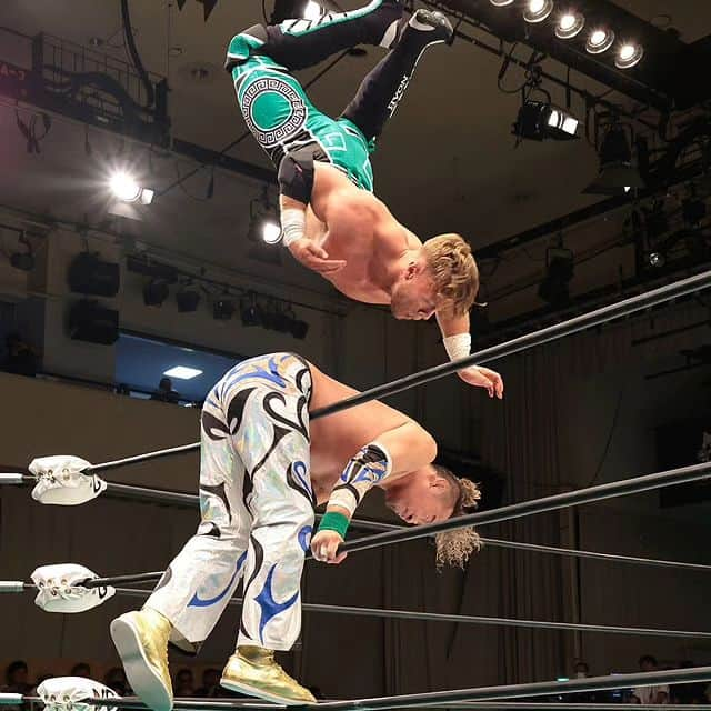 プロレスリング・ノアさんのインスタグラム写真 - (プロレスリング・ノアInstagram)「2023年9月17日 東京・後楽園ホール 【CLEANUP INTERNATIONAL presents 真・飛翔 〜丸藤正道デビュー25周年記念大会〜】  遂に実現シングル初対決。25周年・丸藤がオスプレイと大激闘。  オスプレイ「16歳の時初めてNOAHを見た。マルフジサン、その時からあなたのファンです。」  丸藤「もう一度テッペン目指して頑張ろうと思います。」  ■ABEMAで1️⃣週間限定無料公開‼️ 👀https://abema.app/YVk7  ■見逃し配信はwrestleUNIVERSE‼️ 👀https://www.wrestle-universe.com/lives/bPgNGQtgS8n83X4ppCzB6q . . ■プロレスリング・ノア大会スケジュール・チケット詳細はこちら↓ https://www.noah.co.jp/schedule/ -詳しくはプロフィール画面に記載のURLからご覧ください- . 🔥NOAHを見るならWRESTLE UNIVERSE‼️🔥 . 🖥️【WRESTLE UNIVERSEはこちら】 👀https://www.wrestle-universe.com/ . . Hello to all Pro-Wrestling fans overseas!! WRESTLE UNIVERSE ,the leading wrestling video subscription site,Please register!! . ⏯️WRESTLE UNIVERSE is here!! 👀https://www.wrestle-universe.com/ . . . #noah_ghc #プロレスリングノア #prowrestlingnoah #プロレス #prowrestler #prowrestling #ABEMA #wrestleUNIVERSE #プロレスフォト #instaprowrestling」9月17日 23時54分 - noah_ghc