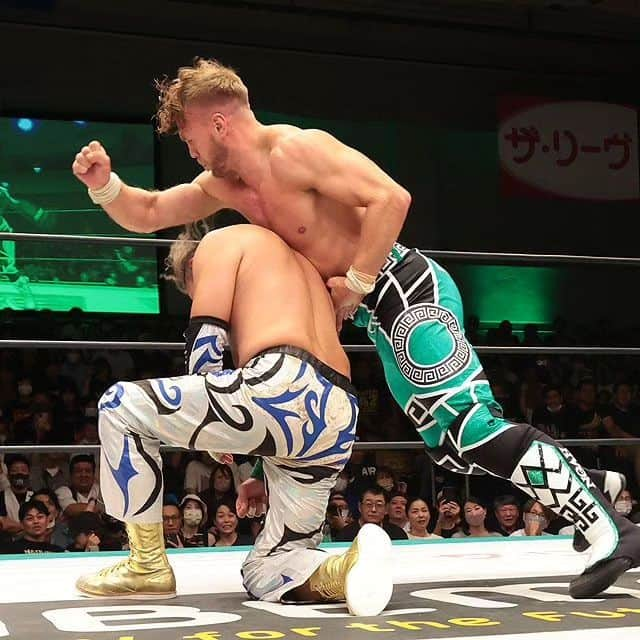 プロレスリング・ノアさんのインスタグラム写真 - (プロレスリング・ノアInstagram)「2023年9月17日 東京・後楽園ホール 【CLEANUP INTERNATIONAL presents 真・飛翔 〜丸藤正道デビュー25周年記念大会〜】  遂に実現シングル初対決。25周年・丸藤がオスプレイと大激闘。  オスプレイ「16歳の時初めてNOAHを見た。マルフジサン、その時からあなたのファンです。」  丸藤「もう一度テッペン目指して頑張ろうと思います。」  ■ABEMAで1️⃣週間限定無料公開‼️ 👀https://abema.app/YVk7  ■見逃し配信はwrestleUNIVERSE‼️ 👀https://www.wrestle-universe.com/lives/bPgNGQtgS8n83X4ppCzB6q . . ■プロレスリング・ノア大会スケジュール・チケット詳細はこちら↓ https://www.noah.co.jp/schedule/ -詳しくはプロフィール画面に記載のURLからご覧ください- . 🔥NOAHを見るならWRESTLE UNIVERSE‼️🔥 . 🖥️【WRESTLE UNIVERSEはこちら】 👀https://www.wrestle-universe.com/ . . Hello to all Pro-Wrestling fans overseas!! WRESTLE UNIVERSE ,the leading wrestling video subscription site,Please register!! . ⏯️WRESTLE UNIVERSE is here!! 👀https://www.wrestle-universe.com/ . . . #noah_ghc #プロレスリングノア #prowrestlingnoah #プロレス #prowrestler #prowrestling #ABEMA #wrestleUNIVERSE #プロレスフォト #instaprowrestling」9月17日 23時54分 - noah_ghc