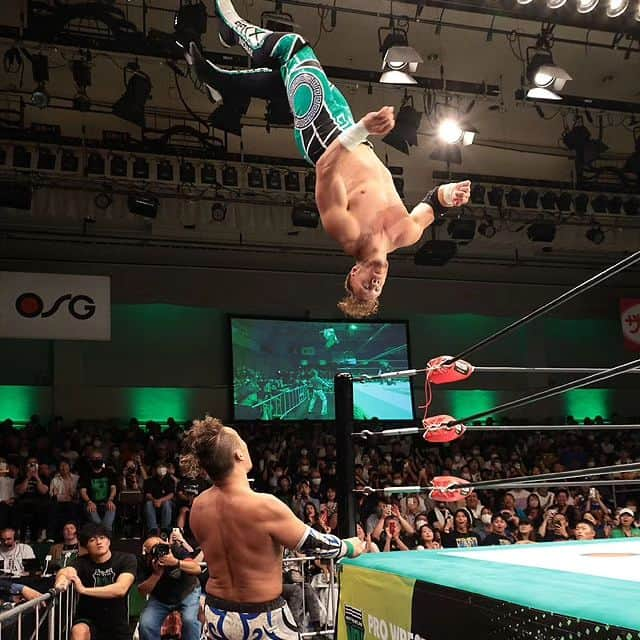 プロレスリング・ノアさんのインスタグラム写真 - (プロレスリング・ノアInstagram)「2023年9月17日 東京・後楽園ホール 【CLEANUP INTERNATIONAL presents 真・飛翔 〜丸藤正道デビュー25周年記念大会〜】  遂に実現シングル初対決。25周年・丸藤がオスプレイと大激闘。  オスプレイ「16歳の時初めてNOAHを見た。マルフジサン、その時からあなたのファンです。」  丸藤「もう一度テッペン目指して頑張ろうと思います。」  ■ABEMAで1️⃣週間限定無料公開‼️ 👀https://abema.app/YVk7  ■見逃し配信はwrestleUNIVERSE‼️ 👀https://www.wrestle-universe.com/lives/bPgNGQtgS8n83X4ppCzB6q . . ■プロレスリング・ノア大会スケジュール・チケット詳細はこちら↓ https://www.noah.co.jp/schedule/ -詳しくはプロフィール画面に記載のURLからご覧ください- . 🔥NOAHを見るならWRESTLE UNIVERSE‼️🔥 . 🖥️【WRESTLE UNIVERSEはこちら】 👀https://www.wrestle-universe.com/ . . Hello to all Pro-Wrestling fans overseas!! WRESTLE UNIVERSE ,the leading wrestling video subscription site,Please register!! . ⏯️WRESTLE UNIVERSE is here!! 👀https://www.wrestle-universe.com/ . . . #noah_ghc #プロレスリングノア #prowrestlingnoah #プロレス #prowrestler #prowrestling #ABEMA #wrestleUNIVERSE #プロレスフォト #instaprowrestling」9月17日 23時54分 - noah_ghc