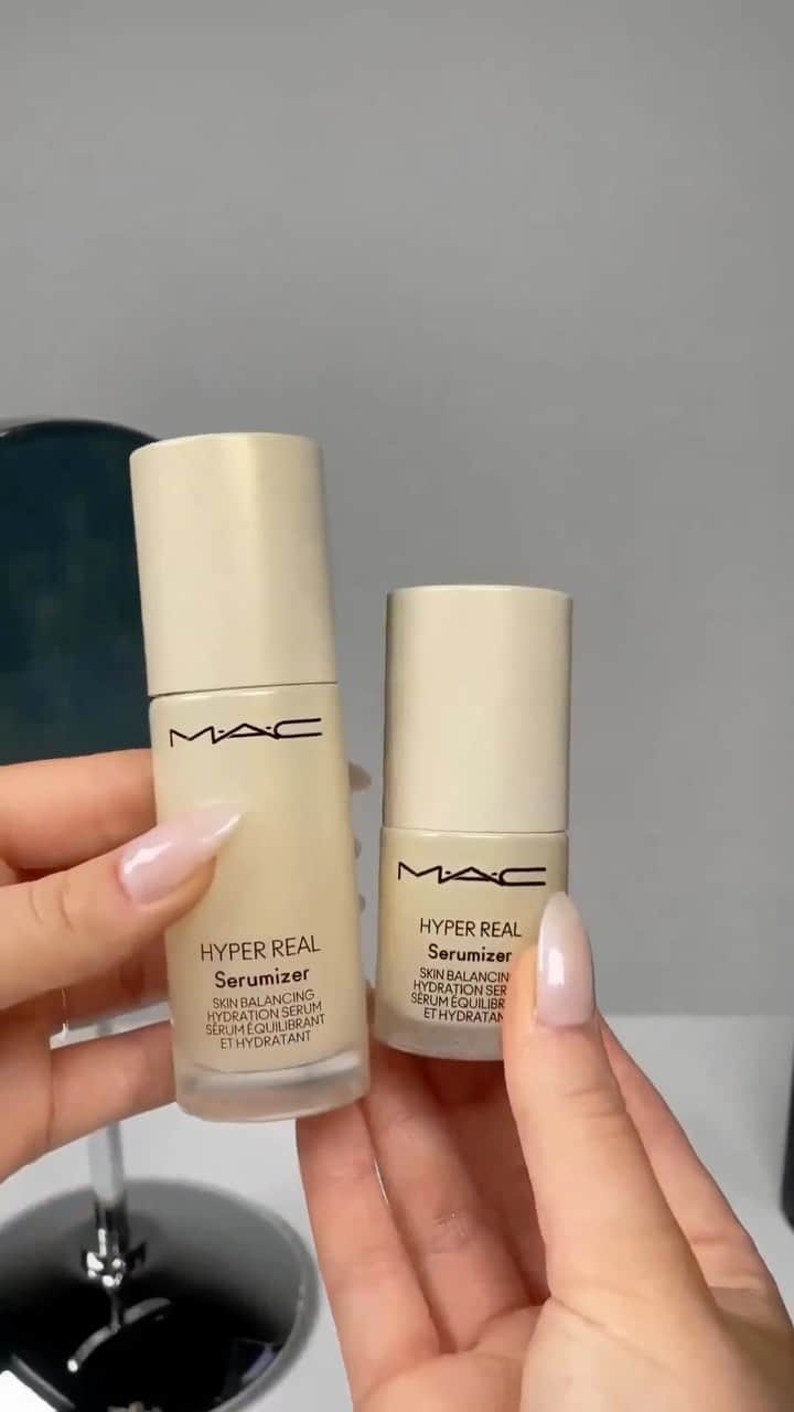 M·A·C Cosmetics BRのインスタグラム：「Seja em versão mini M•A•C ou full size, quando o assunto é a melhor hidratação para a pele, o Hyper Real Serumizer é sem dúvidas a estrela🧴 Aposte no nosso sérum altamente hidratante com poder antioxidante e textura leve. 🤍  Toque na tela para aprimorar seu skincare.  #ParaTodoMundoVer: no vídeo aparece as mãos de uma modelo segurando o Hyper Real Serumizer no tamanho mini e full sIze.」