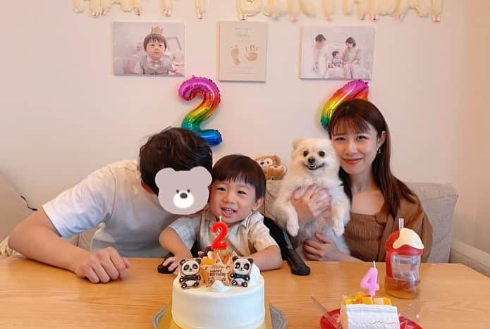 DJ みぃさんのインスタグラム写真 - (DJ みぃInstagram)「愛する息子達の誕生日🎂👦🐶 今年は一緒に、、🥰  もう2歳か〜。 日に日にできることが増えて母は嬉しい☺️いつまで嫌がらずにお祝いさせてくれるかなー😂  ぽてちも4歳🐶！ かしこくて可愛くてもふもふなお兄ちゃん🐾いつも👦を見守ってくれます😌（時に愛が重すぎて嫌がるけど笑）  これからも元気で楽しい毎日を一緒に過ごそうね〜😌❤️だいすきよ🥰  バースデーケーキは大好きなBaby Bus🐼！ 息子くんも大喜びでした👦❤️  #2歳 #2歳誕生日 #ハッピーバースデー #4歳🐶 #もふもふなお兄ちゃん #これからも仲良く元気にね」9月17日 23時59分 - dj.meee