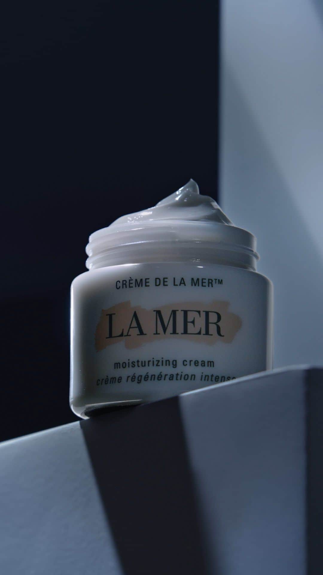 ドゥラメールのインスタグラム：「From daily indulgence to overnight sensation.   Crème de la Mer’s unique Liquid Crystal Technology is ideal for nighttime repair and renewal. A cocoon of ultra-rich healing moisture complements skin’s most restorative moments of sleep.   Night after night, repair the look of lines and wrinkles, improve skin’s firm feel and see healthier, more lifted-looking skin.*  #LaMer #LaMerSkincare #CremedelaMer #MiracleBroth *Clinical testing on 56 women after using product for 12 weeks.」