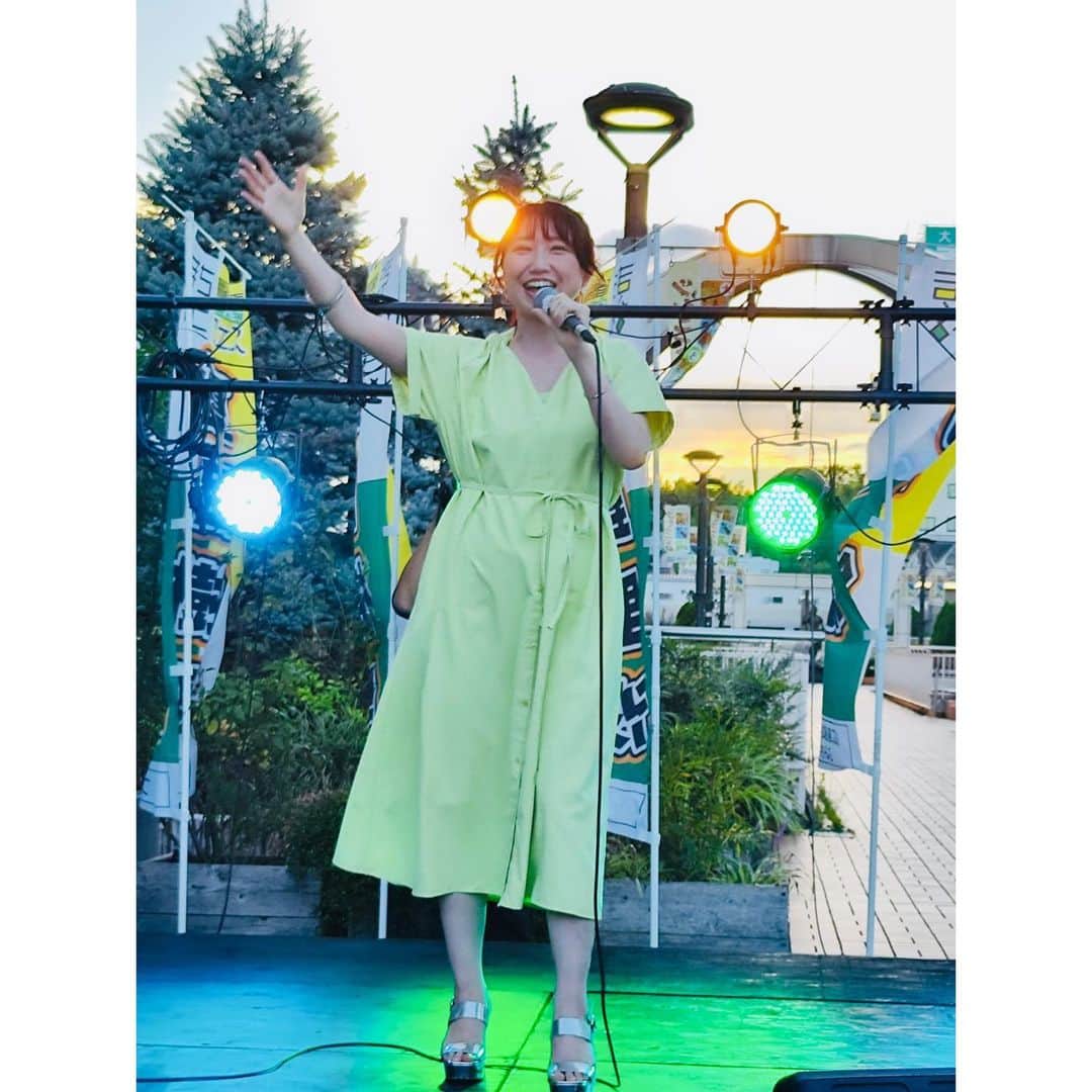 夏目樹里さんのインスタグラム写真 - (夏目樹里Instagram)「#とよたまちおとフェス 豊田市駅前、ペデストリアンデッキにて歌わせて頂きました〜❣️   5会場もあるなか、観てくれた皆さん、本当にありがとうございました🥹💕  最後まさかのCDエラーで、アカペラになりましたが🤣🙏  みんなの手拍子を伴奏に歌えて、逆にめっちゃ幸せで楽しかったよ〜😆❣️  ノボリは記念に持ち帰り🫶  クラウドファンディングのご支援まで、本当にありがとうございました！ リターンのお届け待っててくださいね〜🥰  運営スタッフの皆さん、 出演アーティストの皆さん、 お世話になりました！ お疲れ様でした〜！！👏✨  🍏セットリスト🍏 VISION〜未来〜 Many Thanks!!! Shooting Star LOVE SONG」9月18日 0時03分 - juri_azure
