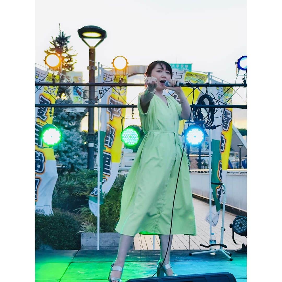 夏目樹里さんのインスタグラム写真 - (夏目樹里Instagram)「#とよたまちおとフェス 豊田市駅前、ペデストリアンデッキにて歌わせて頂きました〜❣️   5会場もあるなか、観てくれた皆さん、本当にありがとうございました🥹💕  最後まさかのCDエラーで、アカペラになりましたが🤣🙏  みんなの手拍子を伴奏に歌えて、逆にめっちゃ幸せで楽しかったよ〜😆❣️  ノボリは記念に持ち帰り🫶  クラウドファンディングのご支援まで、本当にありがとうございました！ リターンのお届け待っててくださいね〜🥰  運営スタッフの皆さん、 出演アーティストの皆さん、 お世話になりました！ お疲れ様でした〜！！👏✨  🍏セットリスト🍏 VISION〜未来〜 Many Thanks!!! Shooting Star LOVE SONG」9月18日 0時03分 - juri_azure