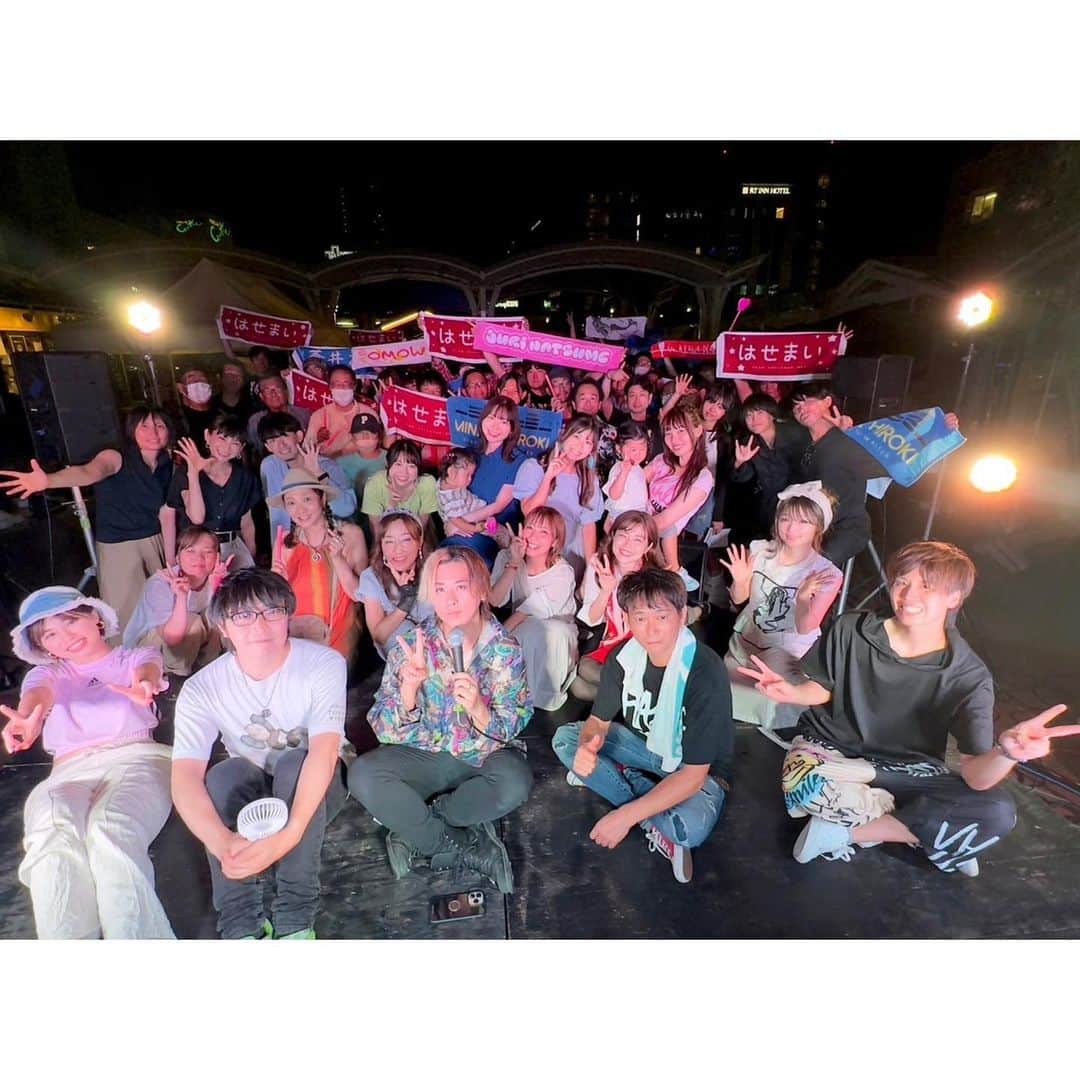 のインスタグラム：「#とよたまちおとフェス 豊田市駅前、ペデストリアンデッキにて歌わせて頂きました〜❣️   5会場もあるなか、観てくれた皆さん、本当にありがとうございました🥹💕  最後まさかのCDエラーで、アカペラになりましたが🤣🙏  みんなの手拍子を伴奏に歌えて、逆にめっちゃ幸せで楽しかったよ〜😆❣️  ノボリは記念に持ち帰り🫶  クラウドファンディングのご支援まで、本当にありがとうございました！ リターンのお届け待っててくださいね〜🥰  運営スタッフの皆さん、 出演アーティストの皆さん、 お世話になりました！ お疲れ様でした〜！！👏✨  🍏セットリスト🍏 VISION〜未来〜 Many Thanks!!! Shooting Star LOVE SONG」
