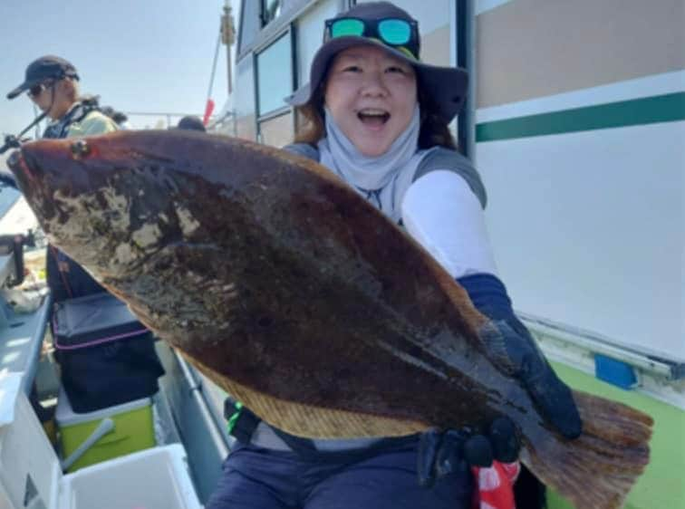 松村澪のインスタグラム：「【ヒラメ釣り🎣千葉遠征の旅】 千葉県の飯岡漁港から、4時30出船‼️ 今回はヒラメ釣りをして1泊女子旅へ😊  外房の波に洗礼をうけながら、良型1枚と小さめ2枚の記録更新の3枚釣果🎣😉  船長さんにたくさん質問して、錘を換えたり釣り方を聞いたりと毎回、海の状況も違うので、情報と場数が大事と改めて実感🥹  まだまだだな🤔  全身筋肉痛ですが、道の駅寄ったり、たくさんお買い物しながら、楽しい旅になりました❣️  次回は、そろそろカワハギ釣り🎣かな💕  修行は続く。。。🎣」