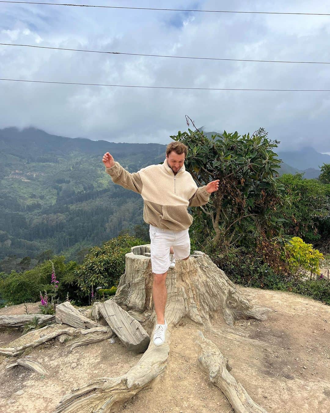 jotipolizoakisのインスタグラム：「all the way up」