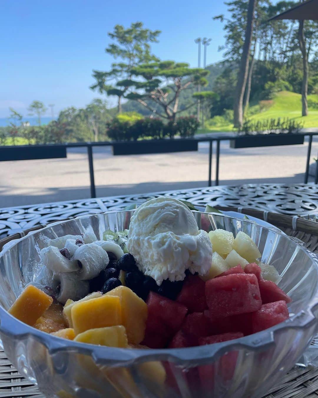 ソ・ヒョリムさんのインスタグラム写真 - (ソ・ヒョリムInstagram)「#김경민작가님 의 작품이 있어서 라운딩이 더 즐거웠던 8월의 어느날 #부산해운대비치골프앤리조트  #도나후앙카 의 엄청 큰 작품도 보고^^ 골프 코스도 앞뒤 카트도 굉장히 여유로워서 넘 즐겁게 쳤던날😍 27홀도 칠 수 있겠다 싶었는데🥲 그리고 내가 제일 자주 입게 되는 화이트 원피스 @onoff.golfwear  골프칠때 넘 편하고 깨끗해서 좋고😍 은근히 손이 자주 간다는👏 #부부동반라운딩  3:3  다음은 강진이야🙌 다들 기차표 준비됐지?!🤣」9月18日 0時14分 - hyorim0106