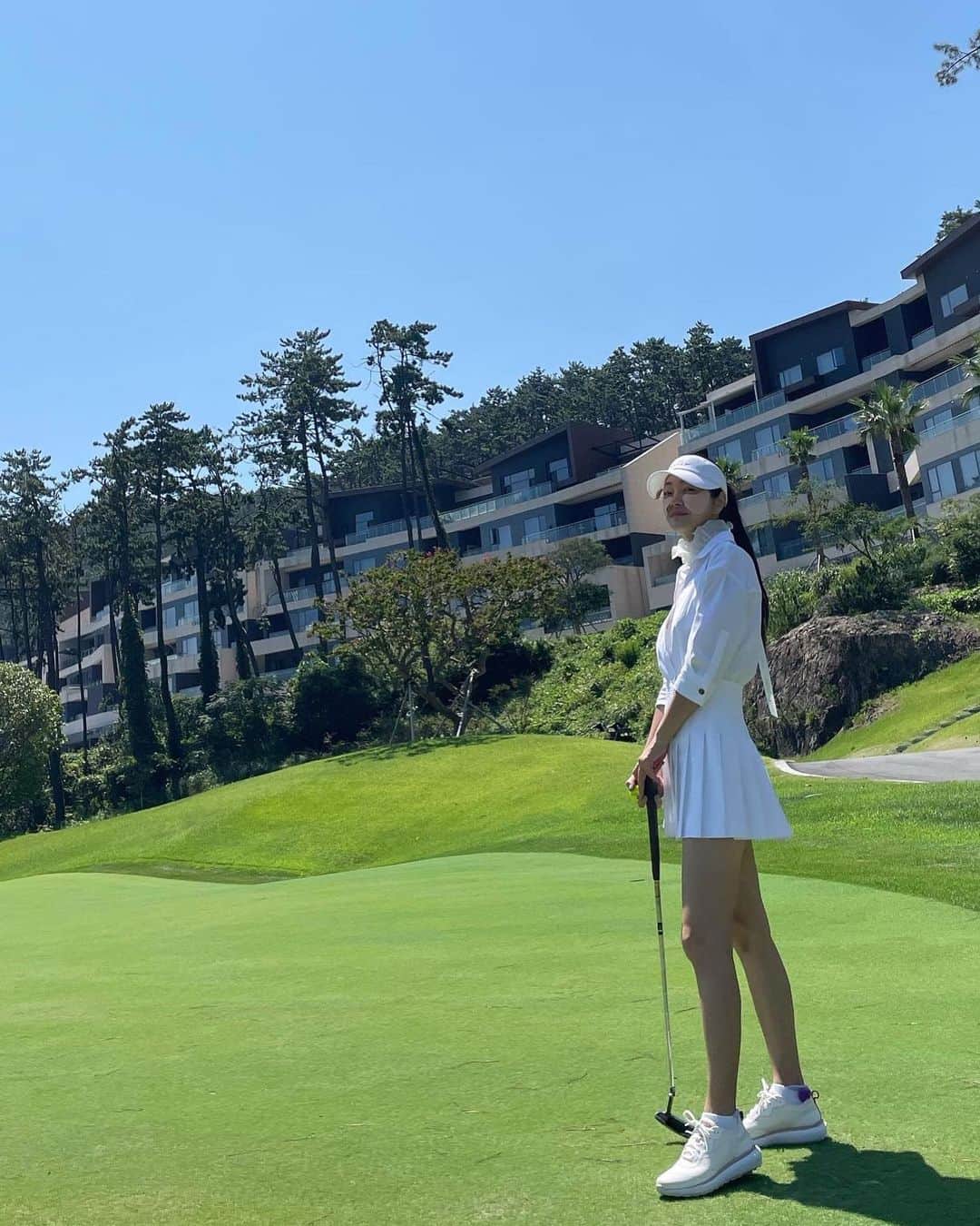 ソ・ヒョリムさんのインスタグラム写真 - (ソ・ヒョリムInstagram)「#김경민작가님 의 작품이 있어서 라운딩이 더 즐거웠던 8월의 어느날 #부산해운대비치골프앤리조트  #도나후앙카 의 엄청 큰 작품도 보고^^ 골프 코스도 앞뒤 카트도 굉장히 여유로워서 넘 즐겁게 쳤던날😍 27홀도 칠 수 있겠다 싶었는데🥲 그리고 내가 제일 자주 입게 되는 화이트 원피스 @onoff.golfwear  골프칠때 넘 편하고 깨끗해서 좋고😍 은근히 손이 자주 간다는👏 #부부동반라운딩  3:3  다음은 강진이야🙌 다들 기차표 준비됐지?!🤣」9月18日 0時14分 - hyorim0106