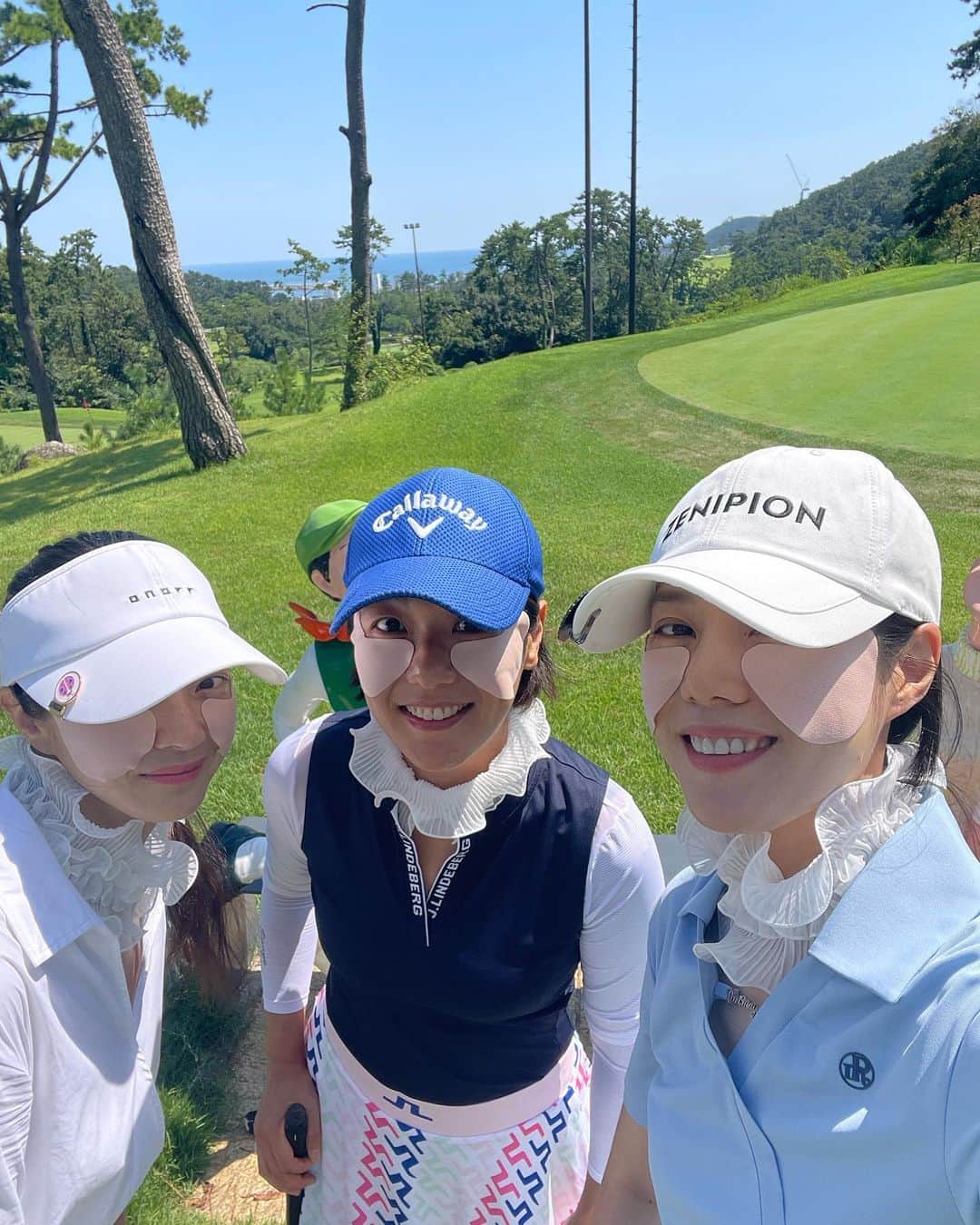 ソ・ヒョリムさんのインスタグラム写真 - (ソ・ヒョリムInstagram)「#김경민작가님 의 작품이 있어서 라운딩이 더 즐거웠던 8월의 어느날 #부산해운대비치골프앤리조트  #도나후앙카 의 엄청 큰 작품도 보고^^ 골프 코스도 앞뒤 카트도 굉장히 여유로워서 넘 즐겁게 쳤던날😍 27홀도 칠 수 있겠다 싶었는데🥲 그리고 내가 제일 자주 입게 되는 화이트 원피스 @onoff.golfwear  골프칠때 넘 편하고 깨끗해서 좋고😍 은근히 손이 자주 간다는👏 #부부동반라운딩  3:3  다음은 강진이야🙌 다들 기차표 준비됐지?!🤣」9月18日 0時14分 - hyorim0106