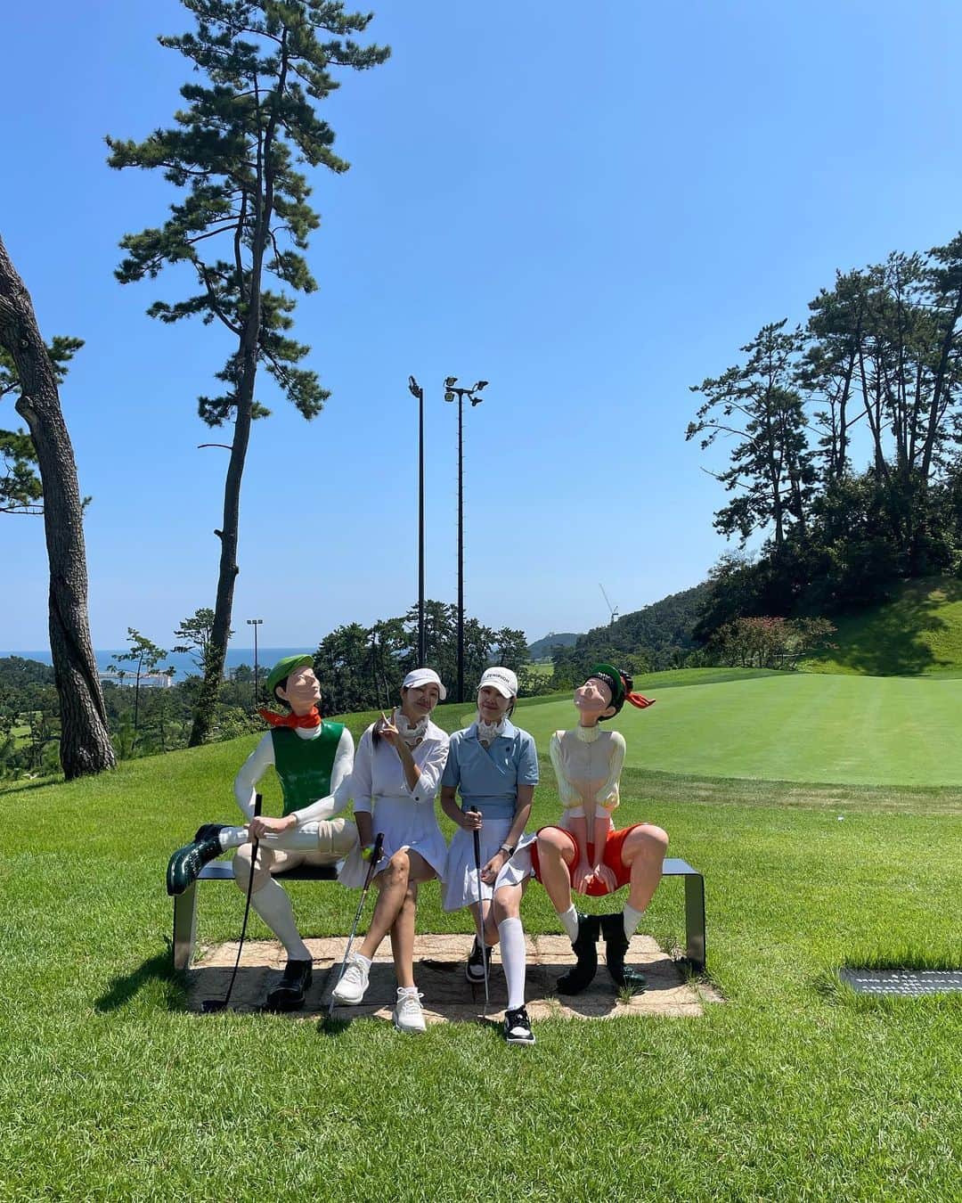 ソ・ヒョリムさんのインスタグラム写真 - (ソ・ヒョリムInstagram)「#김경민작가님 의 작품이 있어서 라운딩이 더 즐거웠던 8월의 어느날 #부산해운대비치골프앤리조트  #도나후앙카 의 엄청 큰 작품도 보고^^ 골프 코스도 앞뒤 카트도 굉장히 여유로워서 넘 즐겁게 쳤던날😍 27홀도 칠 수 있겠다 싶었는데🥲 그리고 내가 제일 자주 입게 되는 화이트 원피스 @onoff.golfwear  골프칠때 넘 편하고 깨끗해서 좋고😍 은근히 손이 자주 간다는👏 #부부동반라운딩  3:3  다음은 강진이야🙌 다들 기차표 준비됐지?!🤣」9月18日 0時14分 - hyorim0106