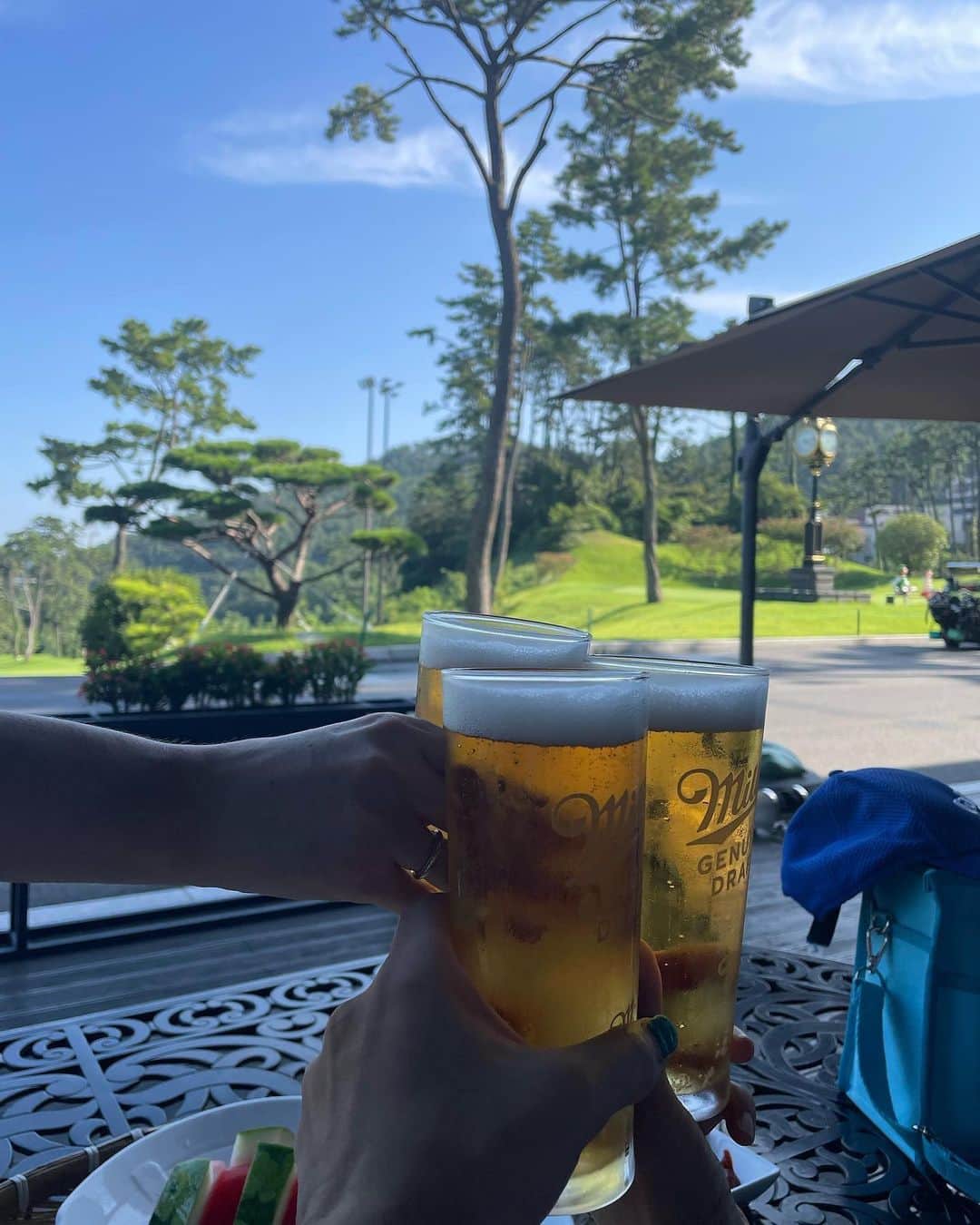 ソ・ヒョリムさんのインスタグラム写真 - (ソ・ヒョリムInstagram)「#김경민작가님 의 작품이 있어서 라운딩이 더 즐거웠던 8월의 어느날 #부산해운대비치골프앤리조트  #도나후앙카 의 엄청 큰 작품도 보고^^ 골프 코스도 앞뒤 카트도 굉장히 여유로워서 넘 즐겁게 쳤던날😍 27홀도 칠 수 있겠다 싶었는데🥲 그리고 내가 제일 자주 입게 되는 화이트 원피스 @onoff.golfwear  골프칠때 넘 편하고 깨끗해서 좋고😍 은근히 손이 자주 간다는👏 #부부동반라운딩  3:3  다음은 강진이야🙌 다들 기차표 준비됐지?!🤣」9月18日 0時14分 - hyorim0106