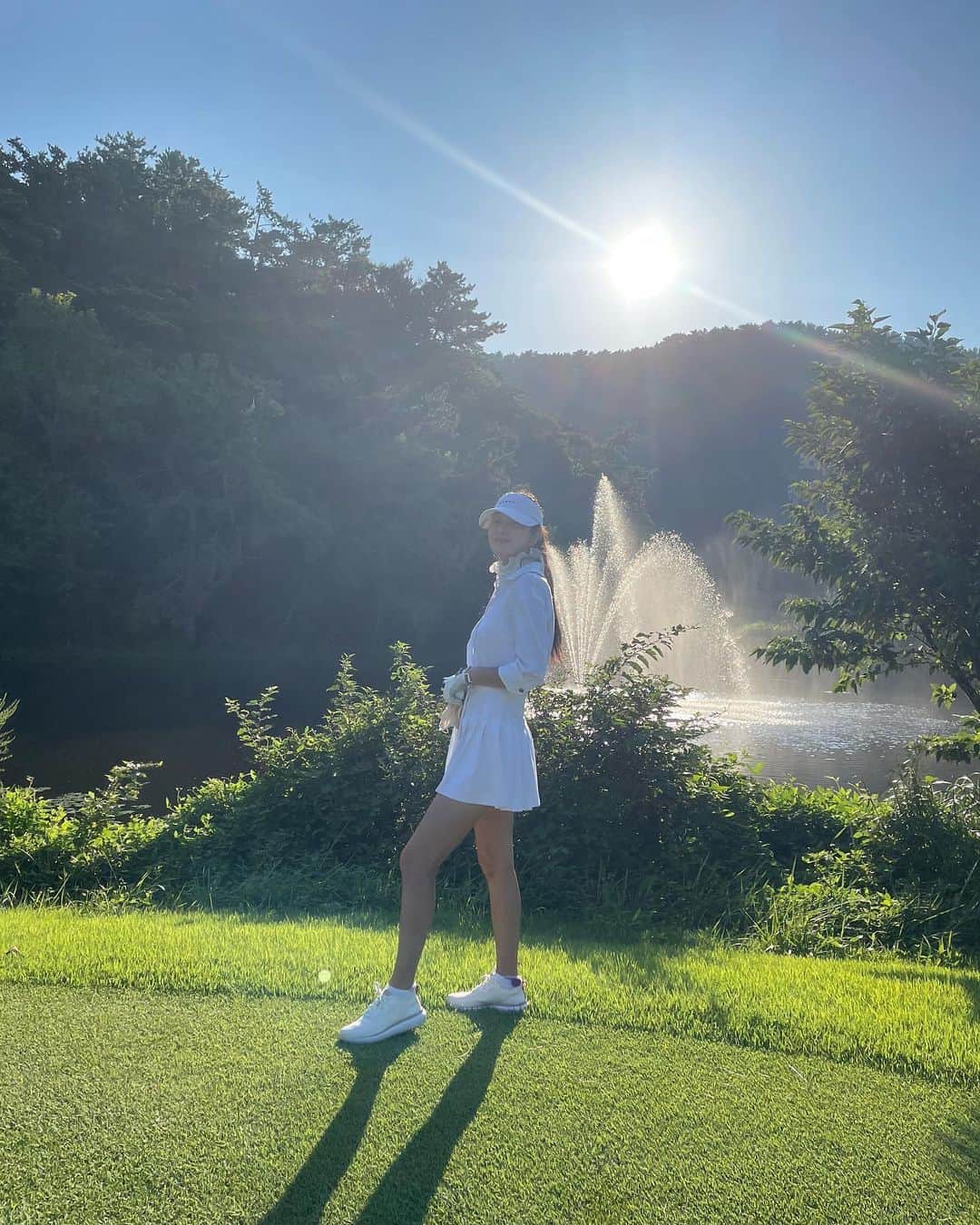 ソ・ヒョリムさんのインスタグラム写真 - (ソ・ヒョリムInstagram)「#김경민작가님 의 작품이 있어서 라운딩이 더 즐거웠던 8월의 어느날 #부산해운대비치골프앤리조트  #도나후앙카 의 엄청 큰 작품도 보고^^ 골프 코스도 앞뒤 카트도 굉장히 여유로워서 넘 즐겁게 쳤던날😍 27홀도 칠 수 있겠다 싶었는데🥲 그리고 내가 제일 자주 입게 되는 화이트 원피스 @onoff.golfwear  골프칠때 넘 편하고 깨끗해서 좋고😍 은근히 손이 자주 간다는👏 #부부동반라운딩  3:3  다음은 강진이야🙌 다들 기차표 준비됐지?!🤣」9月18日 0時14分 - hyorim0106