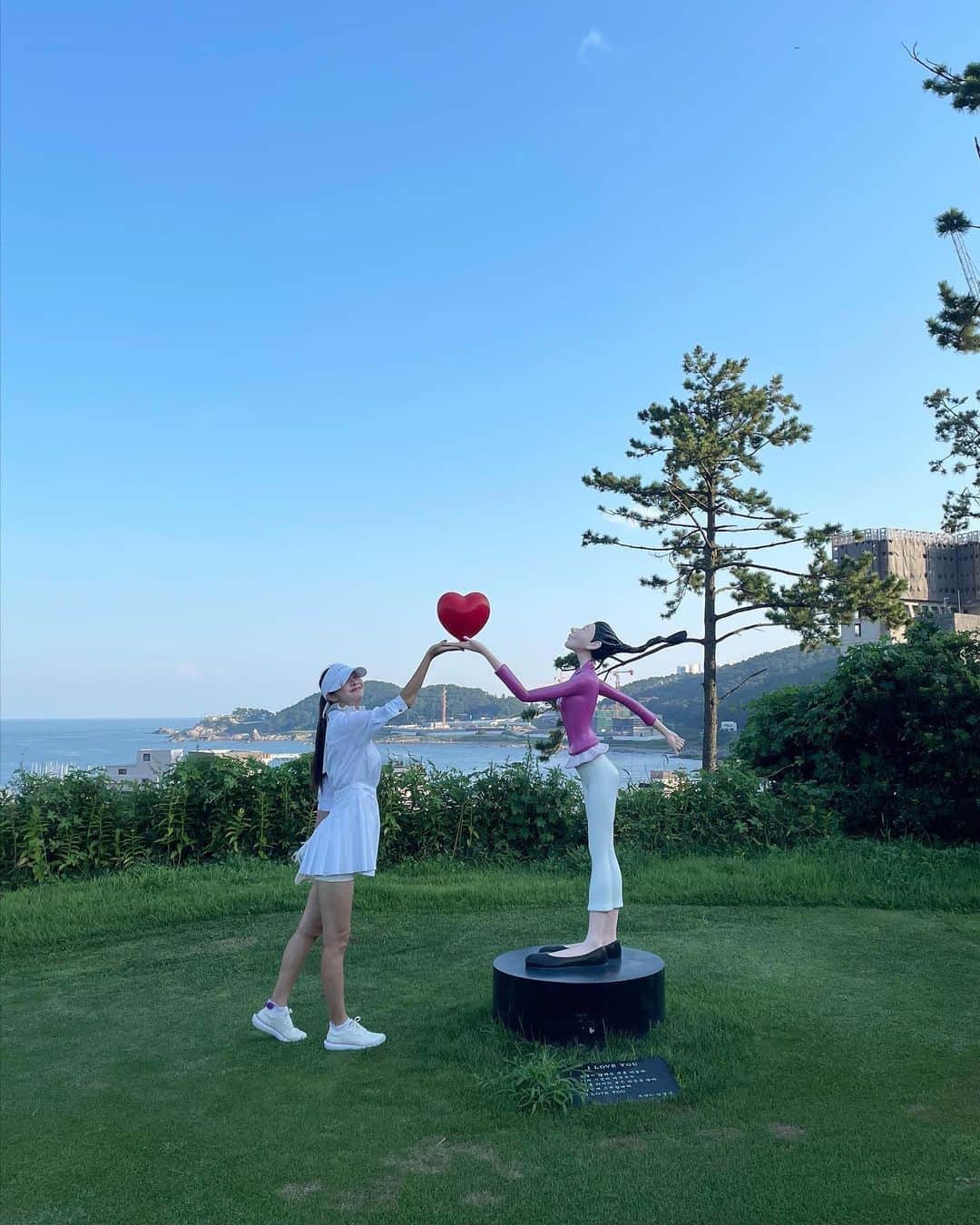 ソ・ヒョリムさんのインスタグラム写真 - (ソ・ヒョリムInstagram)「#김경민작가님 의 작품이 있어서 라운딩이 더 즐거웠던 8월의 어느날 #부산해운대비치골프앤리조트  #도나후앙카 의 엄청 큰 작품도 보고^^ 골프 코스도 앞뒤 카트도 굉장히 여유로워서 넘 즐겁게 쳤던날😍 27홀도 칠 수 있겠다 싶었는데🥲 그리고 내가 제일 자주 입게 되는 화이트 원피스 @onoff.golfwear  골프칠때 넘 편하고 깨끗해서 좋고😍 은근히 손이 자주 간다는👏 #부부동반라운딩  3:3  다음은 강진이야🙌 다들 기차표 준비됐지?!🤣」9月18日 0時14分 - hyorim0106