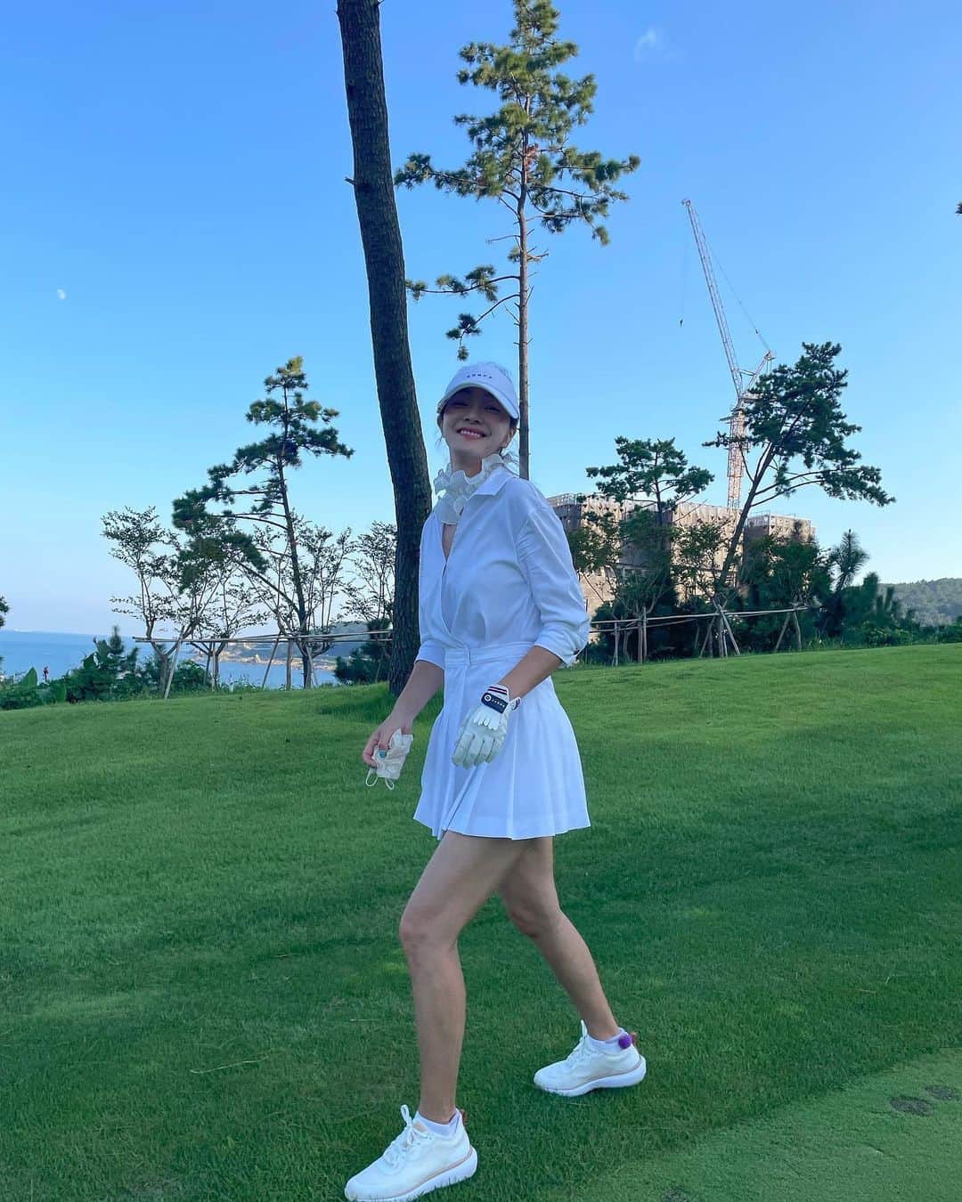 ソ・ヒョリムさんのインスタグラム写真 - (ソ・ヒョリムInstagram)「#김경민작가님 의 작품이 있어서 라운딩이 더 즐거웠던 8월의 어느날 #부산해운대비치골프앤리조트  #도나후앙카 의 엄청 큰 작품도 보고^^ 골프 코스도 앞뒤 카트도 굉장히 여유로워서 넘 즐겁게 쳤던날😍 27홀도 칠 수 있겠다 싶었는데🥲 그리고 내가 제일 자주 입게 되는 화이트 원피스 @onoff.golfwear  골프칠때 넘 편하고 깨끗해서 좋고😍 은근히 손이 자주 간다는👏 #부부동반라운딩  3:3  다음은 강진이야🙌 다들 기차표 준비됐지?!🤣」9月18日 0時14分 - hyorim0106
