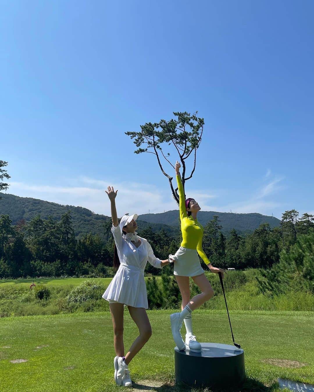 のインスタグラム：「#김경민작가님 의 작품이 있어서 라운딩이 더 즐거웠던 8월의 어느날 #부산해운대비치골프앤리조트  #도나후앙카 의 엄청 큰 작품도 보고^^ 골프 코스도 앞뒤 카트도 굉장히 여유로워서 넘 즐겁게 쳤던날😍 27홀도 칠 수 있겠다 싶었는데🥲 그리고 내가 제일 자주 입게 되는 화이트 원피스 @onoff.golfwear  골프칠때 넘 편하고 깨끗해서 좋고😍 은근히 손이 자주 간다는👏 #부부동반라운딩  3:3  다음은 강진이야🙌 다들 기차표 준비됐지?!🤣」