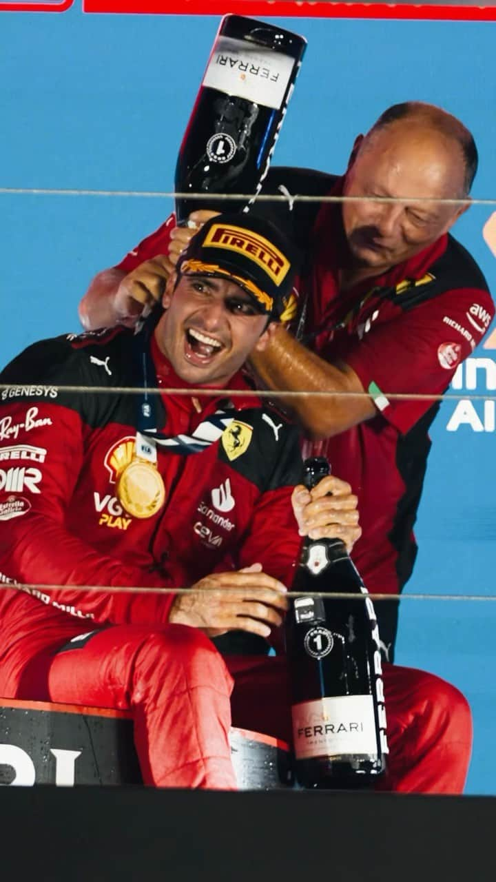 カルロス・サインツJr.のインスタグラム：「Fred was NOT holding back with @carlossainz55 😂 🍾   #SingaporeGP 🇸🇬 #F1」