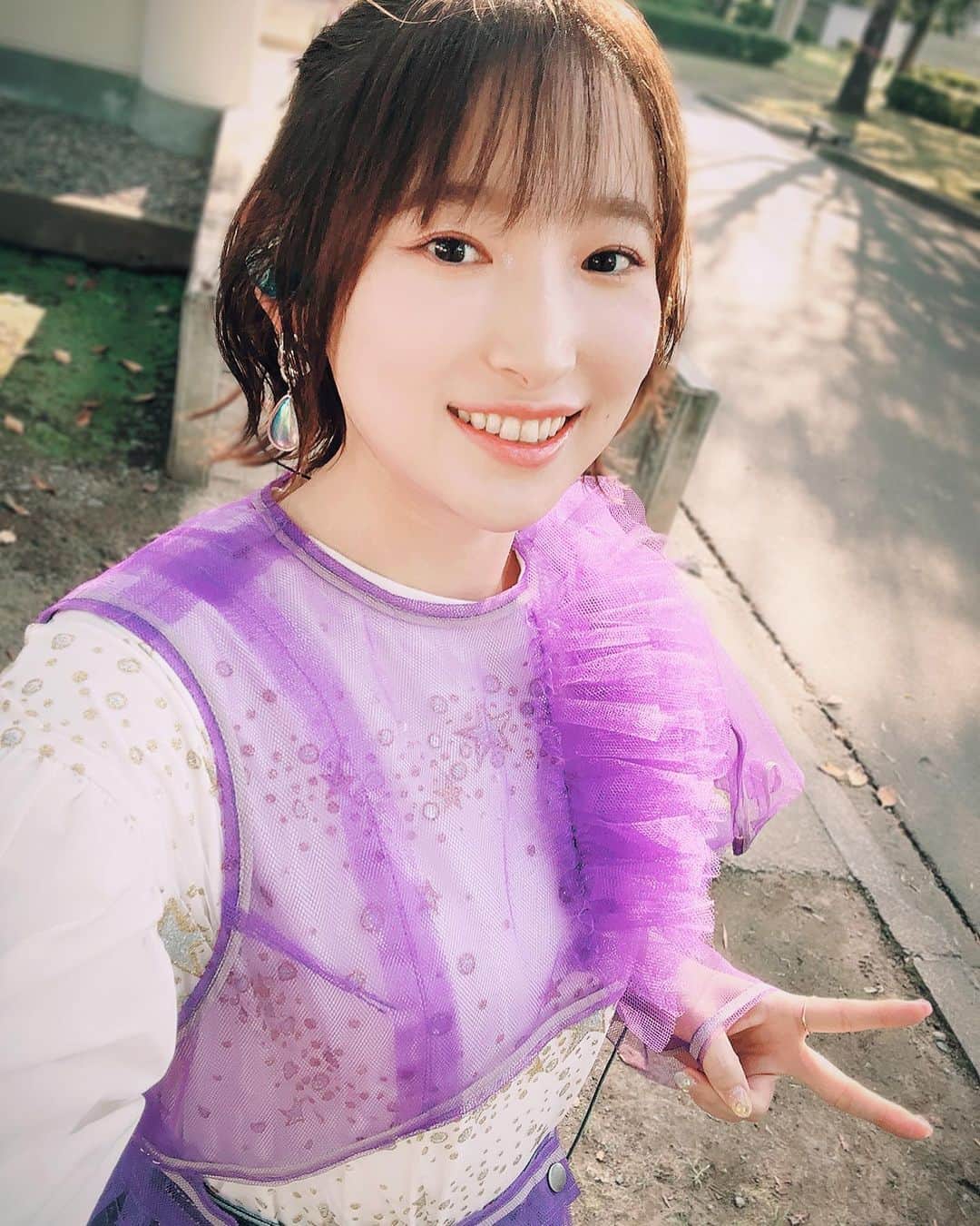 南條愛乃のインスタグラム：「【ナガノアニエラフェスタ2023】 2023/09/17 @駒場公園 ⁡ ・・・ ⁡ ありがとうございました〜！ 野外フェス〜！ 暑かったね〜楽しかった！ ⁡ みんなのキラキラでニコニコな笑顔が超良かったよ〜〜 わたしまでみんなと一緒に見てる気分になった（？） ⁡ ⁡ ⁡ 待ち時間は幹葉ちゃんが何度か楽屋に遊びにきてくれたよ〜！ 廊下をスリッパでパタパタ歩いてくる小動物みたいな足音が聞こえてきて、面白かった(笑) あ、小動物きたな？って気付いてました(笑) ⁡ ⁡ angelaのお2人ともお話できて楽しかった〜！ 廊下での立ち話、いつまででも出来そうだった‥(笑) 自分のスタンバイ前だったからあっという間だったけど、またゆっくりお話できますように‥✨ ⁡ ⁡ ご挨拶きてくださった方もありがとうございました🫣💗 メイク前で顔がなにもなくてすみませんでした🤣😭 ⁡ ⁡ ⁡ ⁡ あとは、信州そば食べたり〜 写真撮ってないけど（すぐ食べた）山賊焼きもカレーも食べました。 うまーー ⁡ そしてなんと、10周年のお祝いにとアニエラ運営さんがケーキをプレゼントしてくださいました！！！ えー！嬉しすぎるーー！！！ とっても美味しかったです！ありがとうございますっっ😋✨ ⁡ ⁡ ⁡ ⁡ 遊びに来てくれたみんな陽に当たって疲れてると思うからケアしてゆっくりしてね〜〜〜 ⁡ わたしは風呂入ったものの髪乾かすのめんどくさいマンでタオル巻いたままグダってます😉 ⁡ 🍎セットリスト🍎 サヨナラの惑星 EVOLUTiON： ジャーニーズ・トランク 瓦礫に咲く花 新世界 黄昏のスタアライト ⁡ 衣装もヘアメイクも素敵でした〜👼 ⁡似たような写真しかなくてすまん‥  ・・・ ⁡」