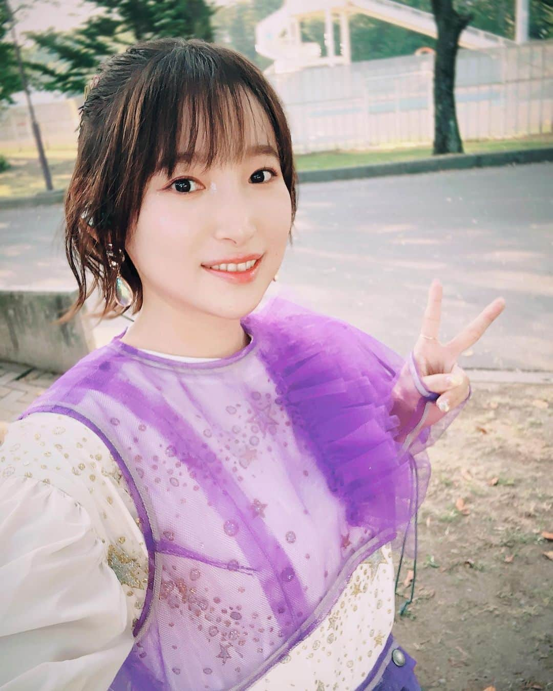 南條愛乃さんのインスタグラム写真 - (南條愛乃Instagram)「【ナガノアニエラフェスタ2023】 2023/09/17 @駒場公園 ⁡ ・・・ ⁡ ありがとうございました〜！ 野外フェス〜！ 暑かったね〜楽しかった！ ⁡ みんなのキラキラでニコニコな笑顔が超良かったよ〜〜 わたしまでみんなと一緒に見てる気分になった（？） ⁡ ⁡ ⁡ 待ち時間は幹葉ちゃんが何度か楽屋に遊びにきてくれたよ〜！ 廊下をスリッパでパタパタ歩いてくる小動物みたいな足音が聞こえてきて、面白かった(笑) あ、小動物きたな？って気付いてました(笑) ⁡ ⁡ angelaのお2人ともお話できて楽しかった〜！ 廊下での立ち話、いつまででも出来そうだった‥(笑) 自分のスタンバイ前だったからあっという間だったけど、またゆっくりお話できますように‥✨ ⁡ ⁡ ご挨拶きてくださった方もありがとうございました🫣💗 メイク前で顔がなにもなくてすみませんでした🤣😭 ⁡ ⁡ ⁡ ⁡ あとは、信州そば食べたり〜 写真撮ってないけど（すぐ食べた）山賊焼きもカレーも食べました。 うまーー ⁡ そしてなんと、10周年のお祝いにとアニエラ運営さんがケーキをプレゼントしてくださいました！！！ えー！嬉しすぎるーー！！！ とっても美味しかったです！ありがとうございますっっ😋✨ ⁡ ⁡ ⁡ ⁡ 遊びに来てくれたみんな陽に当たって疲れてると思うからケアしてゆっくりしてね〜〜〜 ⁡ わたしは風呂入ったものの髪乾かすのめんどくさいマンでタオル巻いたままグダってます😉 ⁡ 🍎セットリスト🍎 サヨナラの惑星 EVOLUTiON： ジャーニーズ・トランク 瓦礫に咲く花 新世界 黄昏のスタアライト ⁡ 衣装もヘアメイクも素敵でした〜👼 ⁡似たような写真しかなくてすまん‥  ・・・ ⁡」9月18日 0時08分 - nanjolno