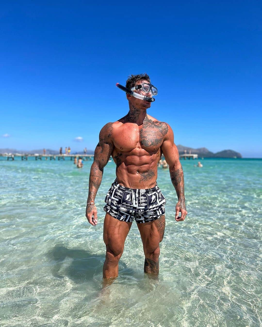 ロス・ディッカーソンさんのインスタグラム写真 - (ロス・ディッカーソンInstagram)「Scared all the fish away🐠 #beachlife」9月18日 0時11分 - dickersonross