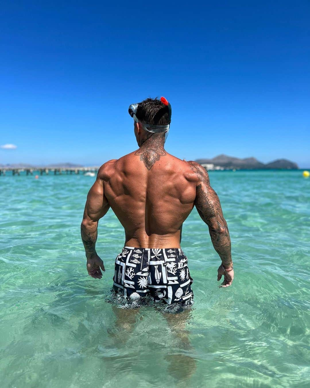 ロス・ディッカーソンさんのインスタグラム写真 - (ロス・ディッカーソンInstagram)「Scared all the fish away🐠 #beachlife」9月18日 0時11分 - dickersonross