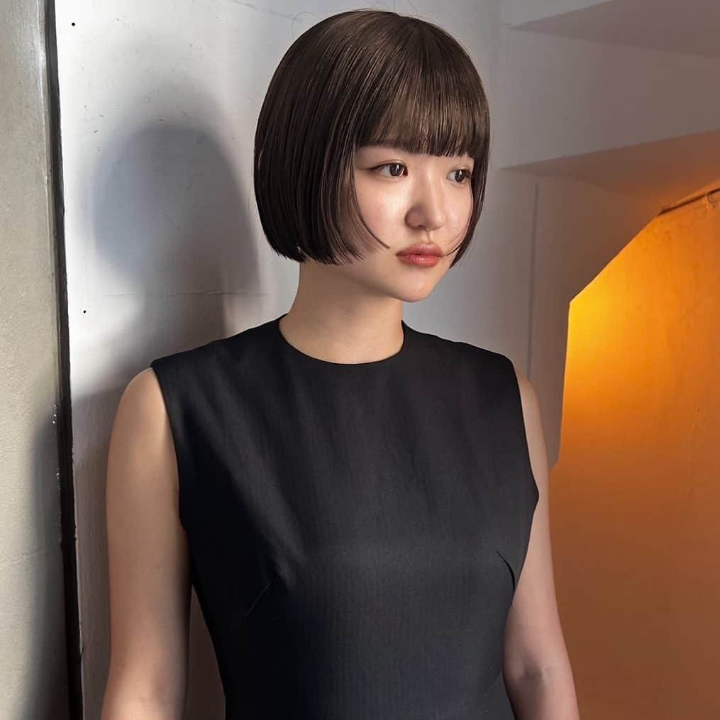 マツオモモコさんのインスタグラム写真 - (マツオモモコInstagram)「liplineにつながるminimumな前上がりshortbob🖤 colorはbeige nuance . . #hair #cut #color #bob #ボブ #ショートボブ #beige #ベージュカラー #ニュアンスカラー #前上がりボブ #ダブルケアカラー #ダブルカラー」9月18日 0時23分 - matsuo_momoko